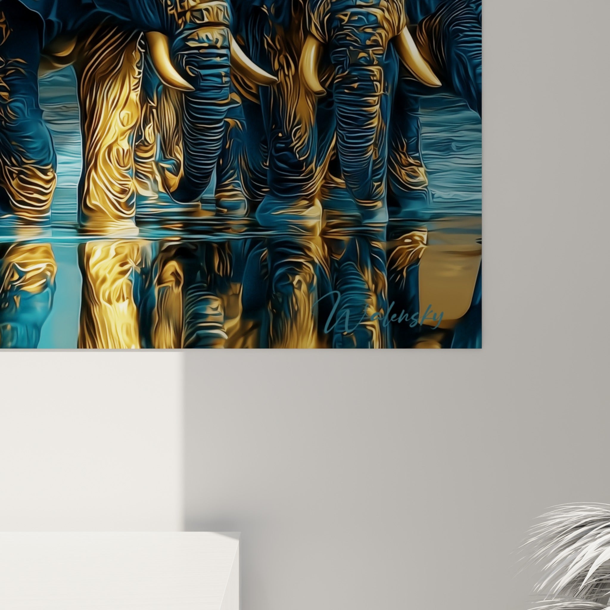 Détail des motifs dorés et bleu profond gravés sur la peau d'un éléphant, texture ciselée visible