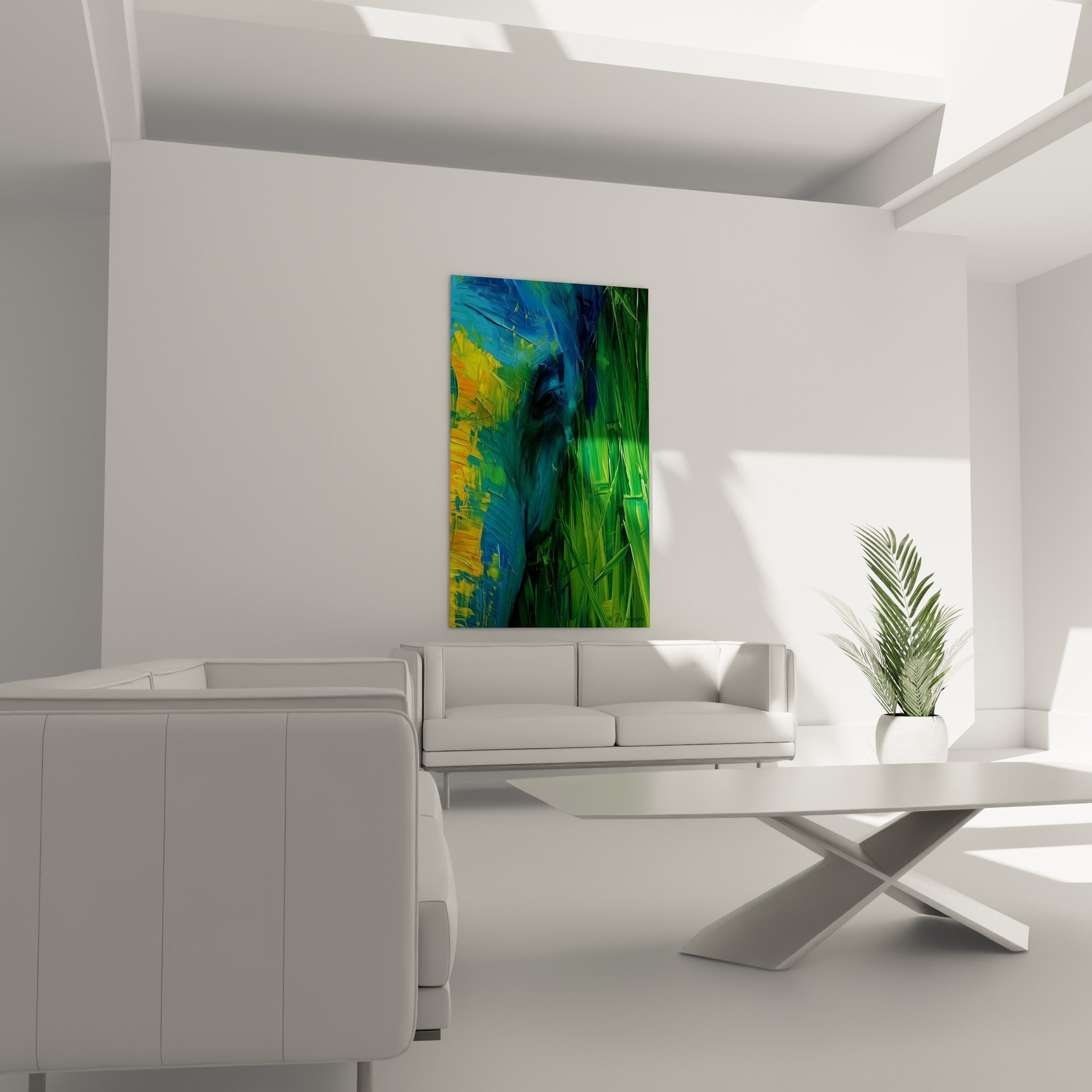 Forme animale bleu marine noyée dans des bambous verts, au-dessus d'un canapé dans un salon lumineux