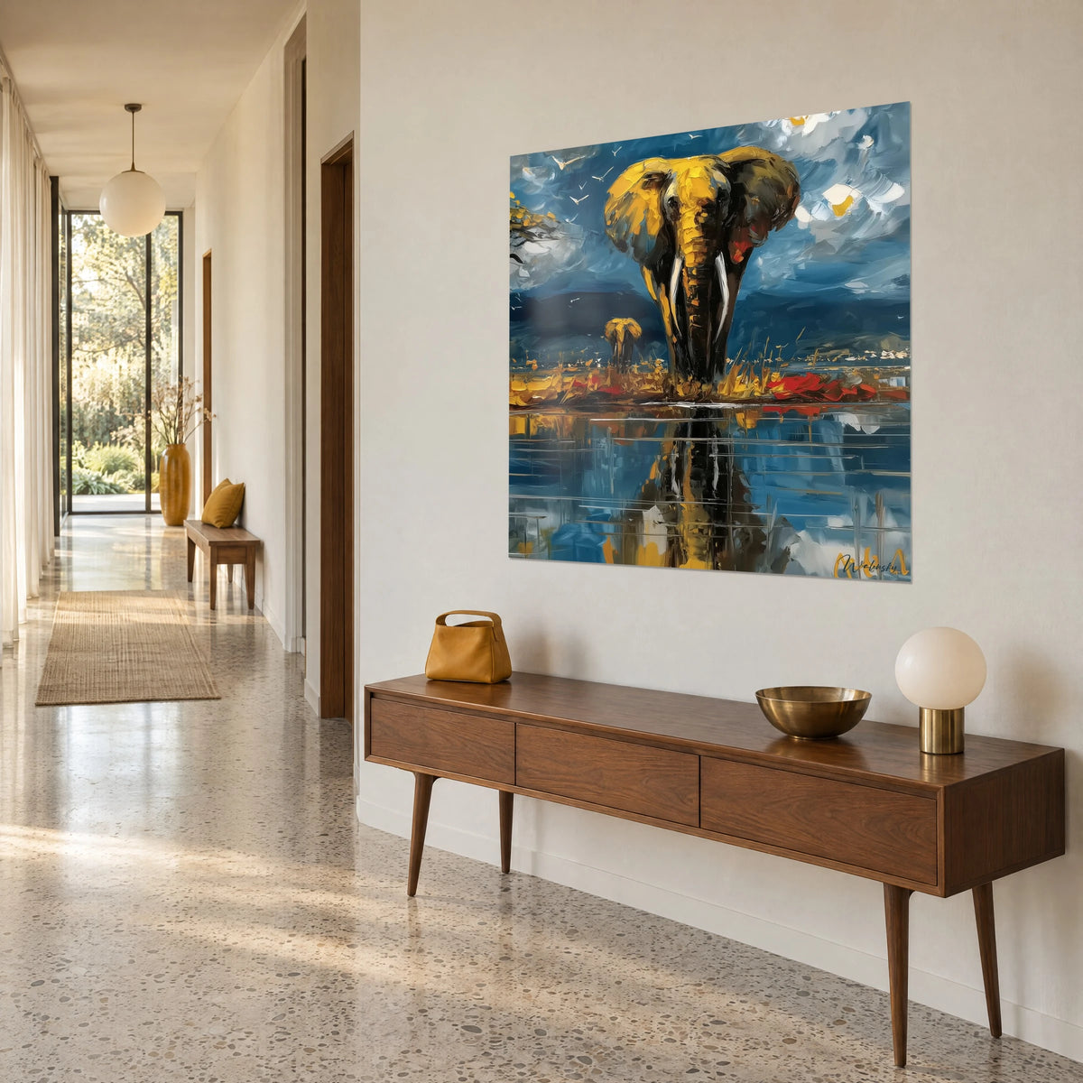 Quadro pachiderma con zanne bianche, pennellate spesse di giallo e rosso vivo, elefantino sullo sfondo, parete di un corridoio anni '50 in tre quarti