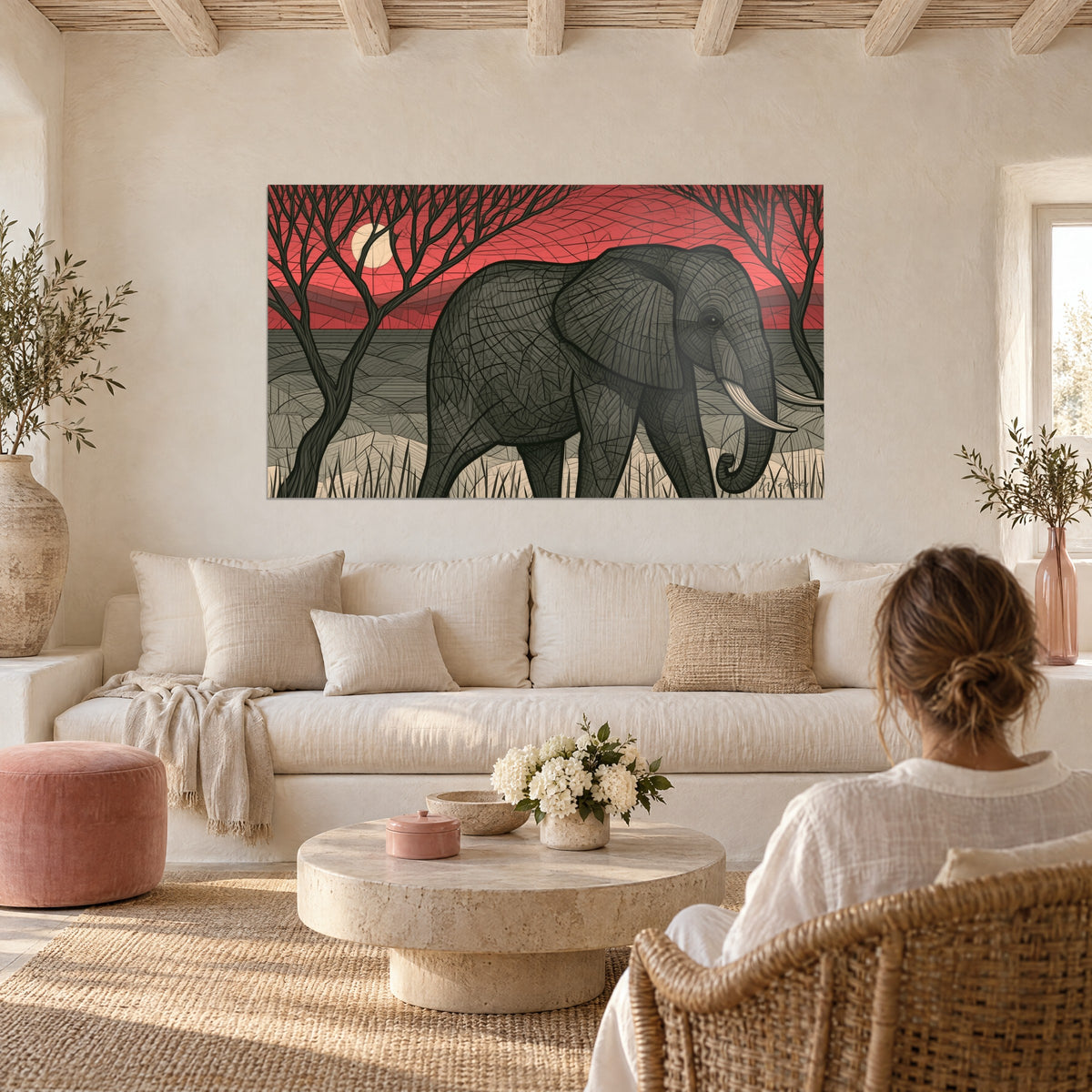 Quadro elefante grigio contornato di nero sotto un cielo rosso corallo e una luna color crema, sopra un divano in un soggiorno luminoso