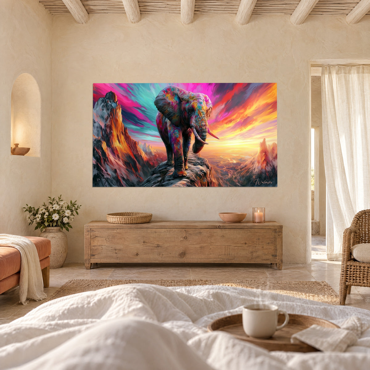 Quadro di colosso con zanne d'avorio che cammina su una cresta, cielo fucsia e giallo, sopra un letto in una camera luminosa