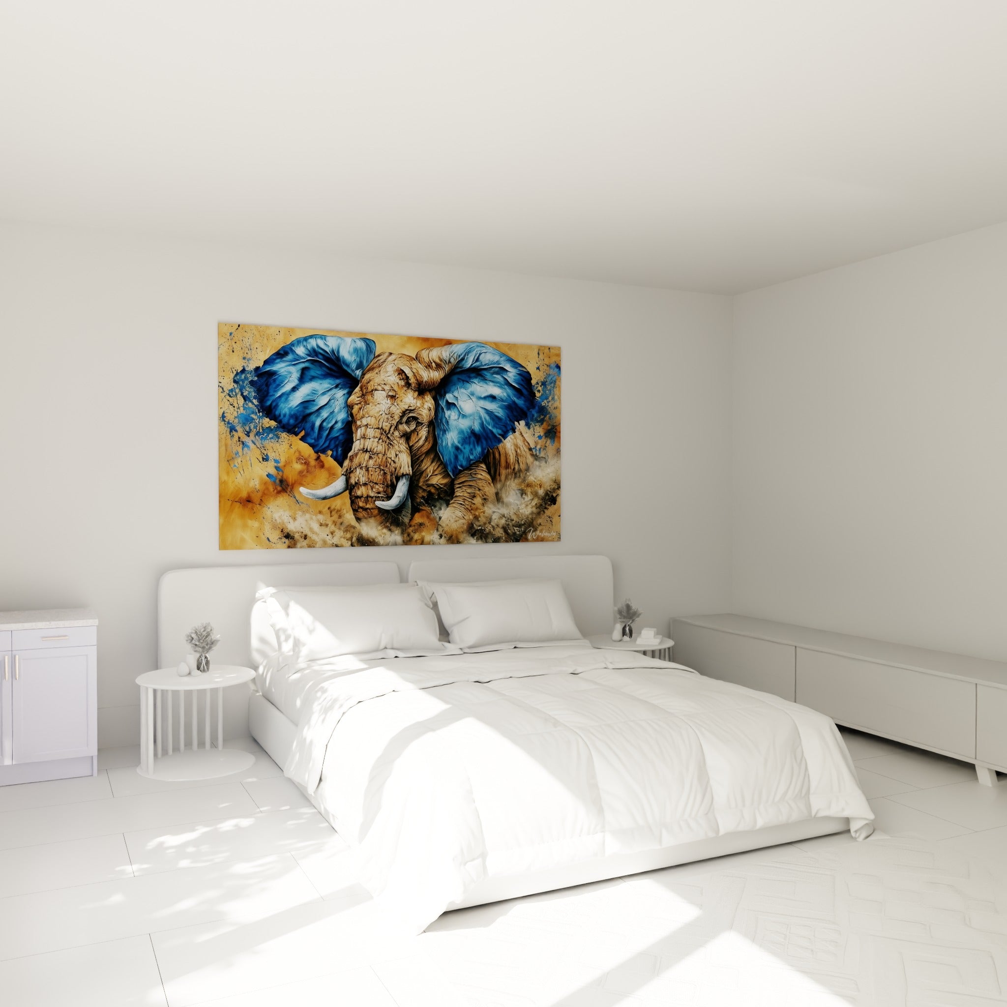 Colosse à la peau terracotta et oreilles bleu profond, accroché au-dessus d'un lit dans une chambre claire