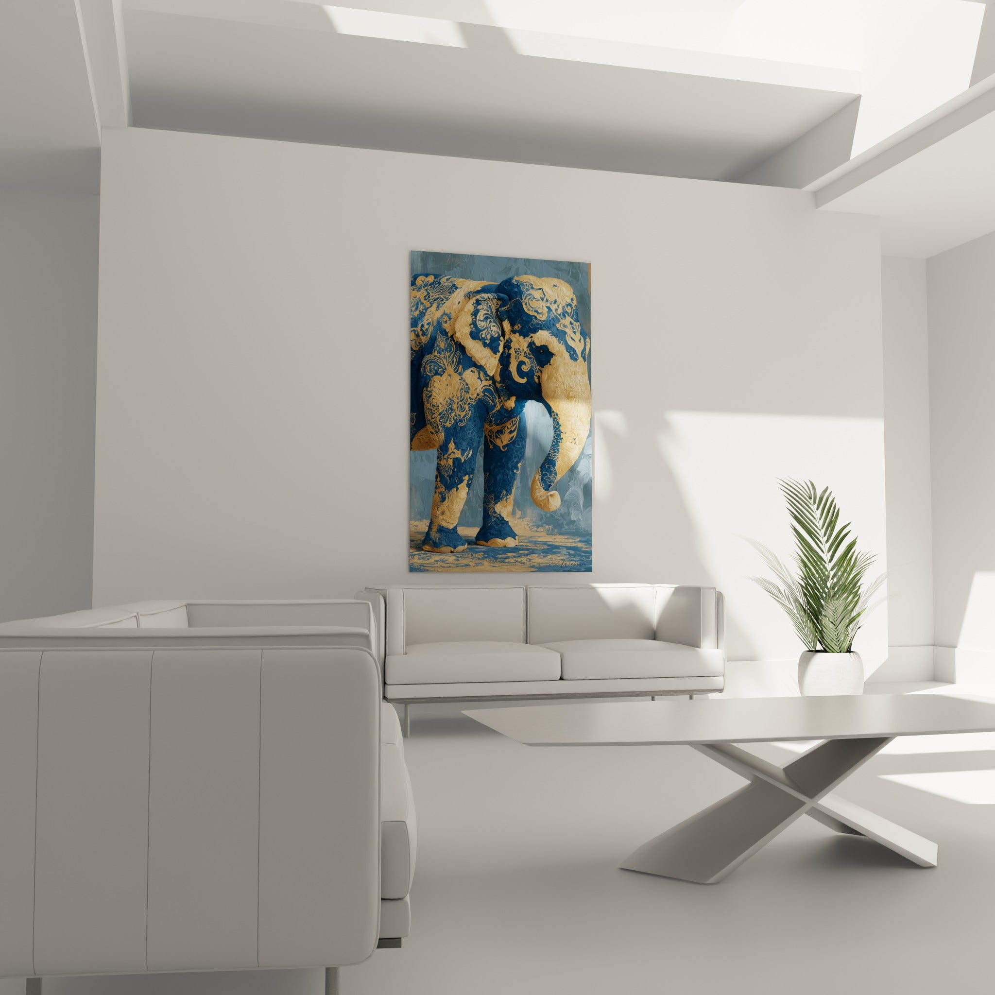 Silhouette animale ornée d'entrelacs dorés et bleu marine, au-dessus d'un canapé dans un salon lumineux