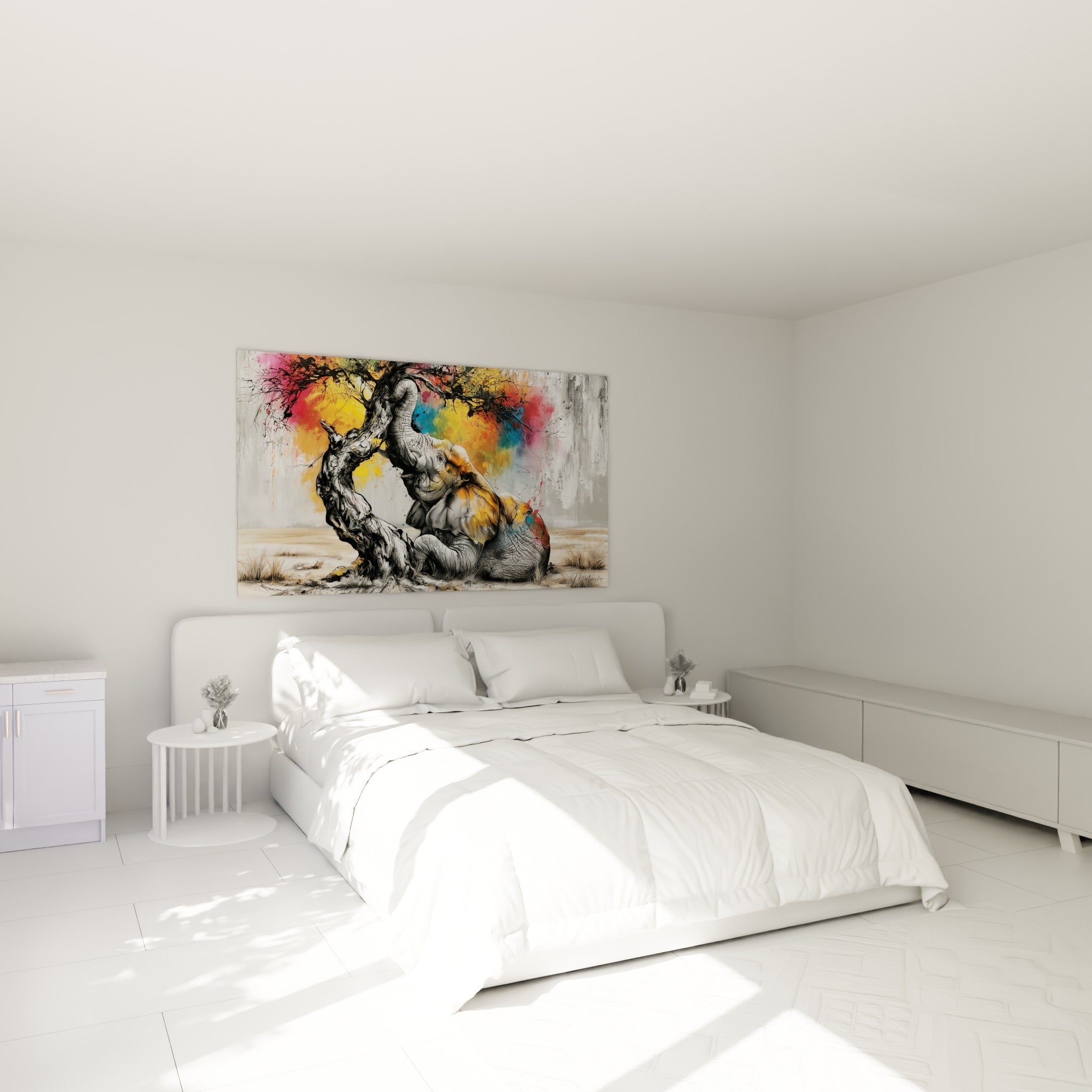 Trompe levée de l'éléphant ocre et gris au-dessus d'un lit dans une chambre claire