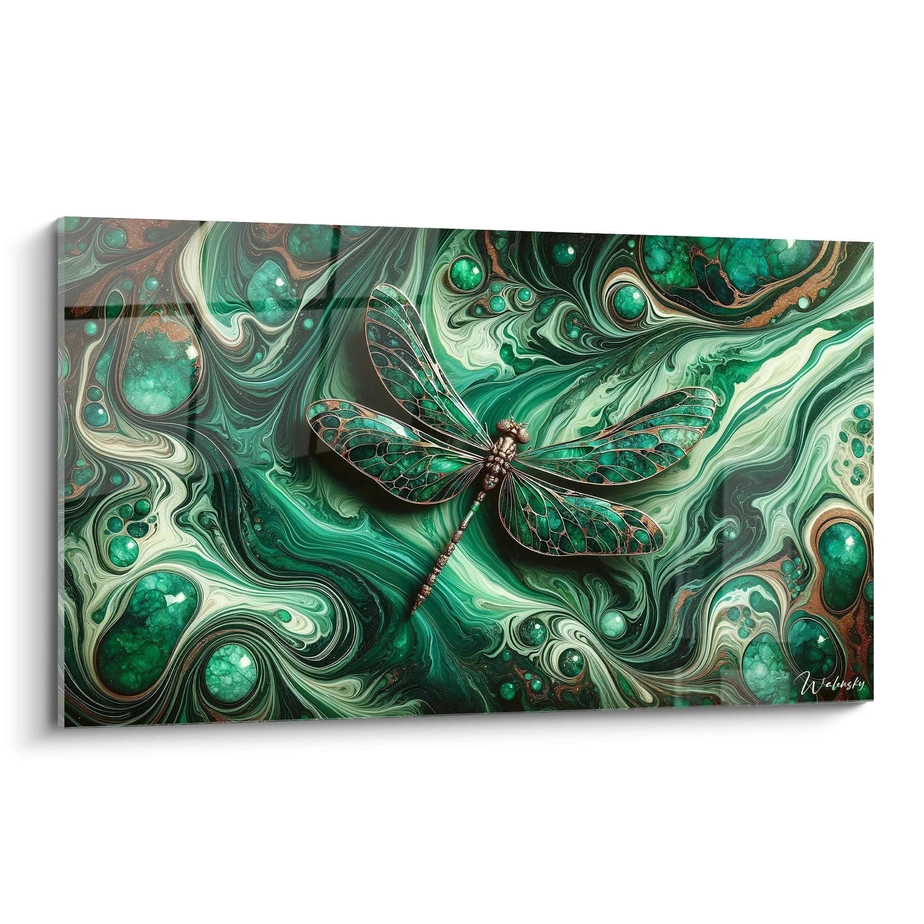 Un tableau abstrait de libellule sur fond marbré. Dominé par des teintes vert émeraude, noir profond, blanc crème et cuivre métallisé. La texture présente des motifs fluides tourbillonnants avec des cellules circulaires vertes cristallines et des veines cuivrées, entourant une libellule ornementale aux ailes nervurées et corps métallique.