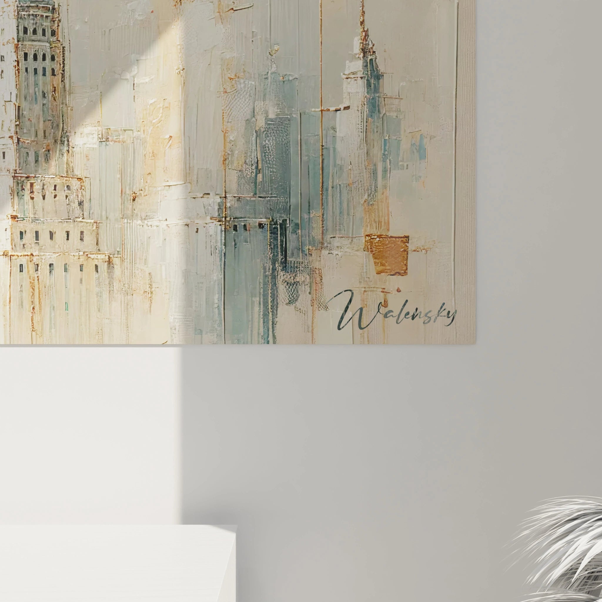 Vue rapprochée tableau Empire State Building révèle des détails impressionnistes. Les couches texturées ajoutent une profondeur unique, tandis que le ciel doré et bleu évoque un lever de soleil paisible.