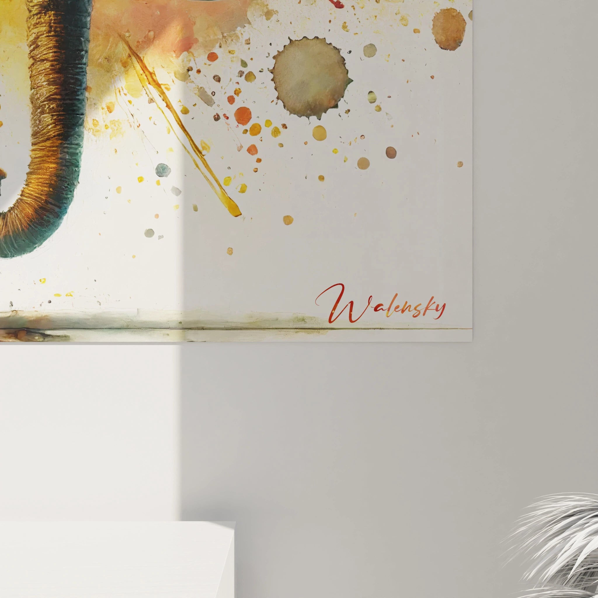 La vue de près de ce tableau elephant révèle les détails minutieux de la peau de l’animal, avec des teintes de jaune et bronze contrastant avec les projections colorées, symbolisant la liberté et la puissance.