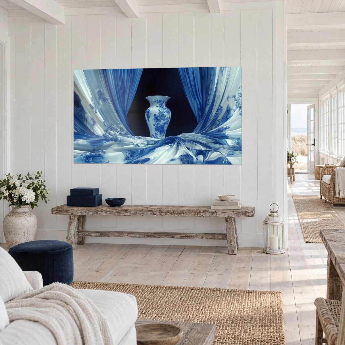 Tableau nature morte abstraite, potiche à fleurs bleues sur fond noir, drapé de satin blanc, dans une maison de plage
