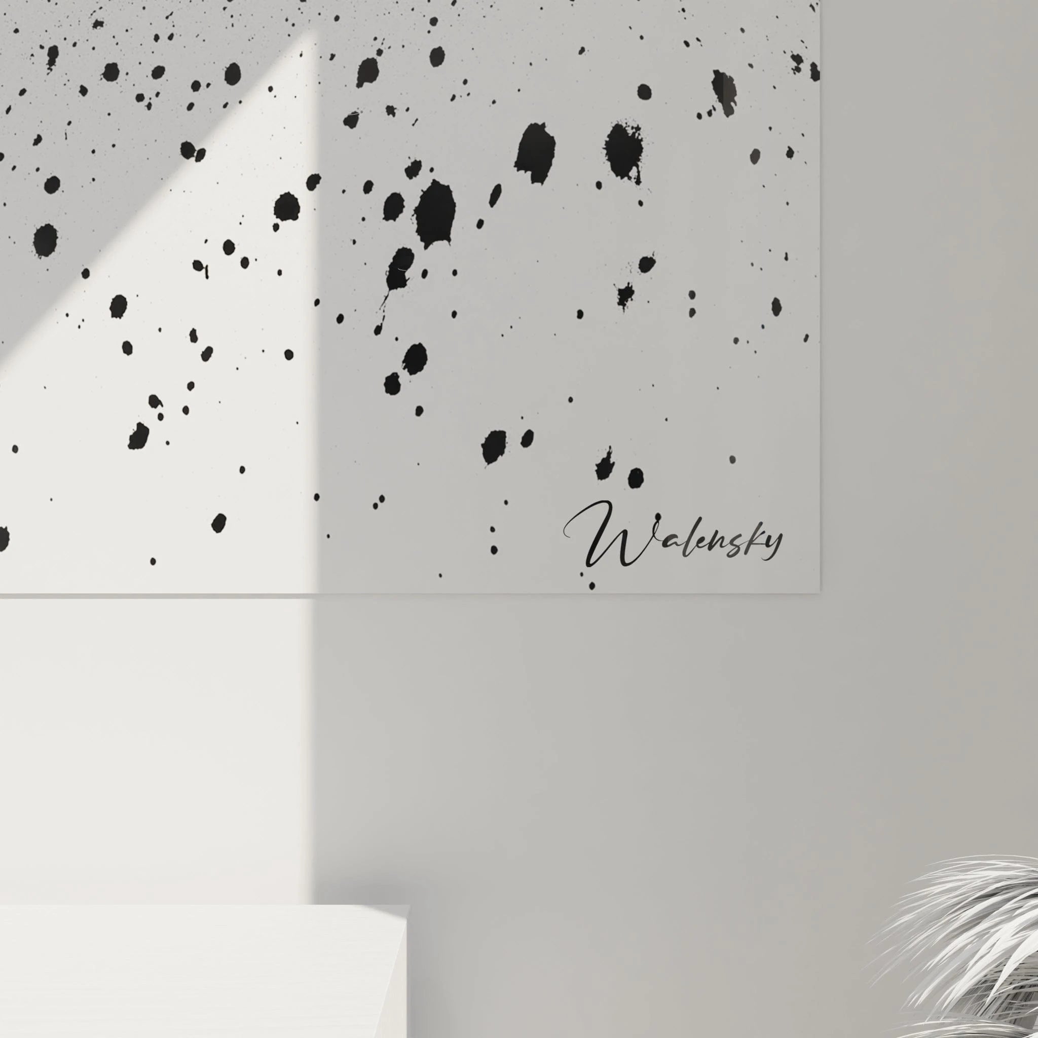Tableau artistique tacheté noir et blanc de Walensky apportant une touche moderne à la décoration murale