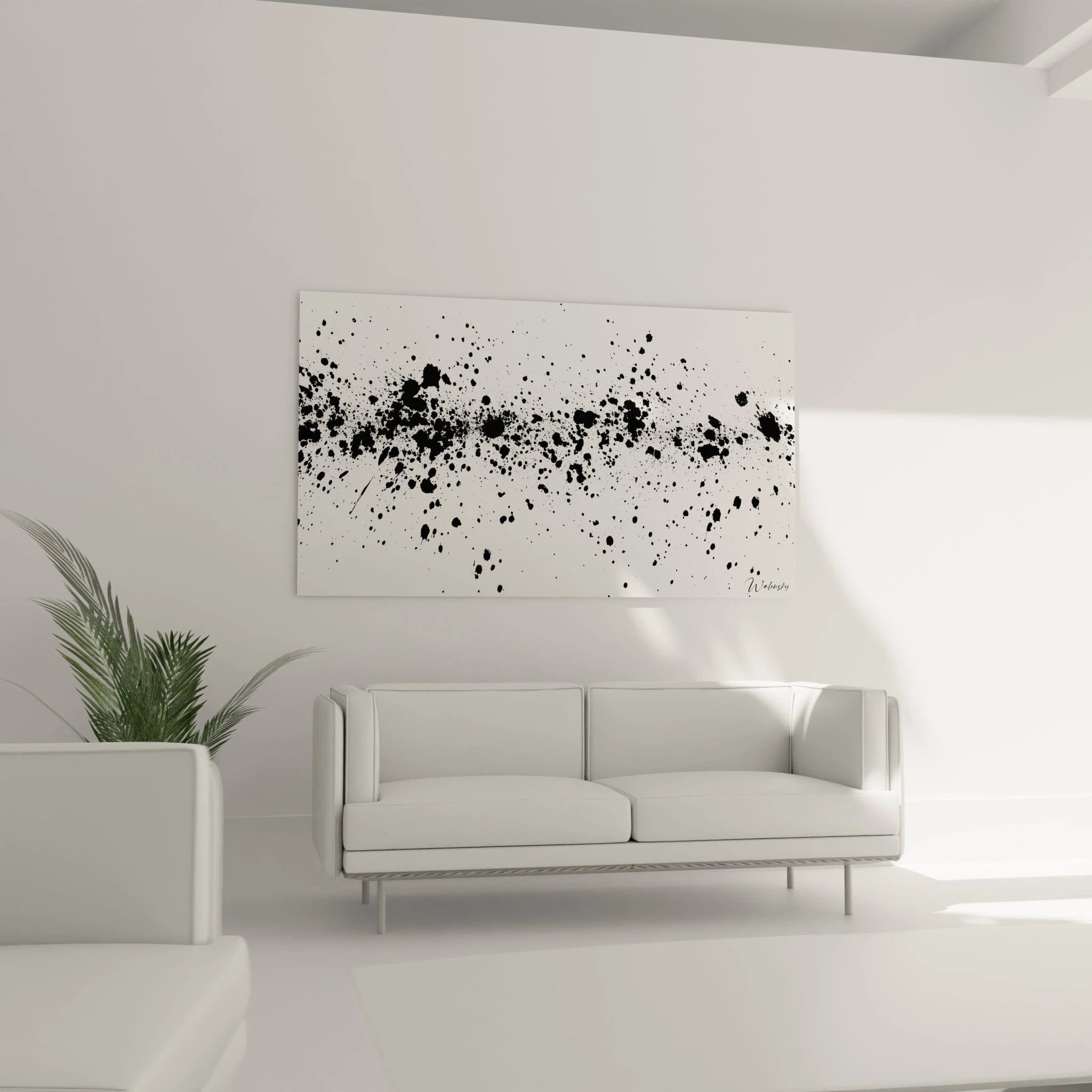 Tableau tacheté noir et blanc Walensky suspendu au-dessus d'un canapé moderne dans un salon épuré