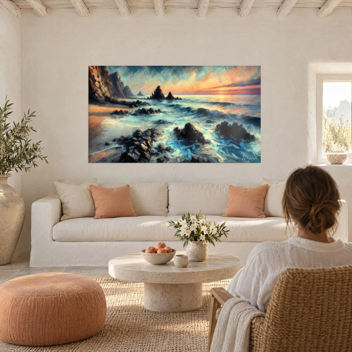 Gemälde Felsenküste in der Dämmerung, türkisfarbene Wellen und orangefarbener Himmel, über einem Sofa in einem hellen Wohnzimmer