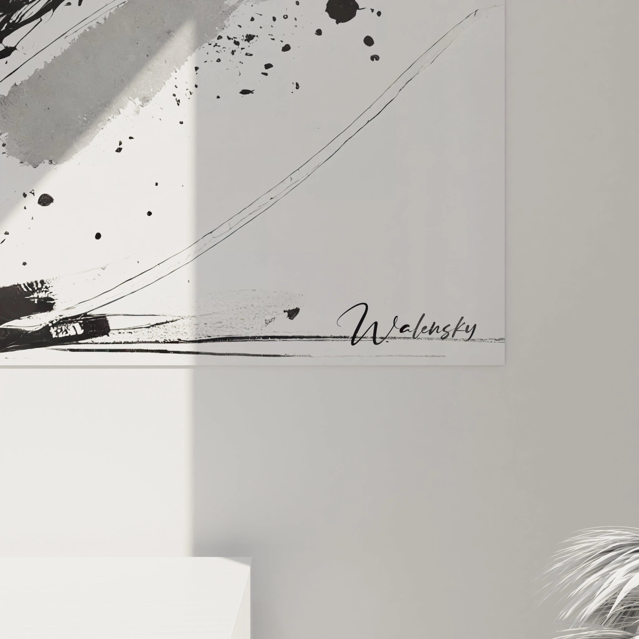 Vue de près, la texture détaillée de ce tableau cheval met en lumière les nuances subtiles du noir et du gris. Chaque trait semble capturer l'essence même de la course effrénée de l'animal.