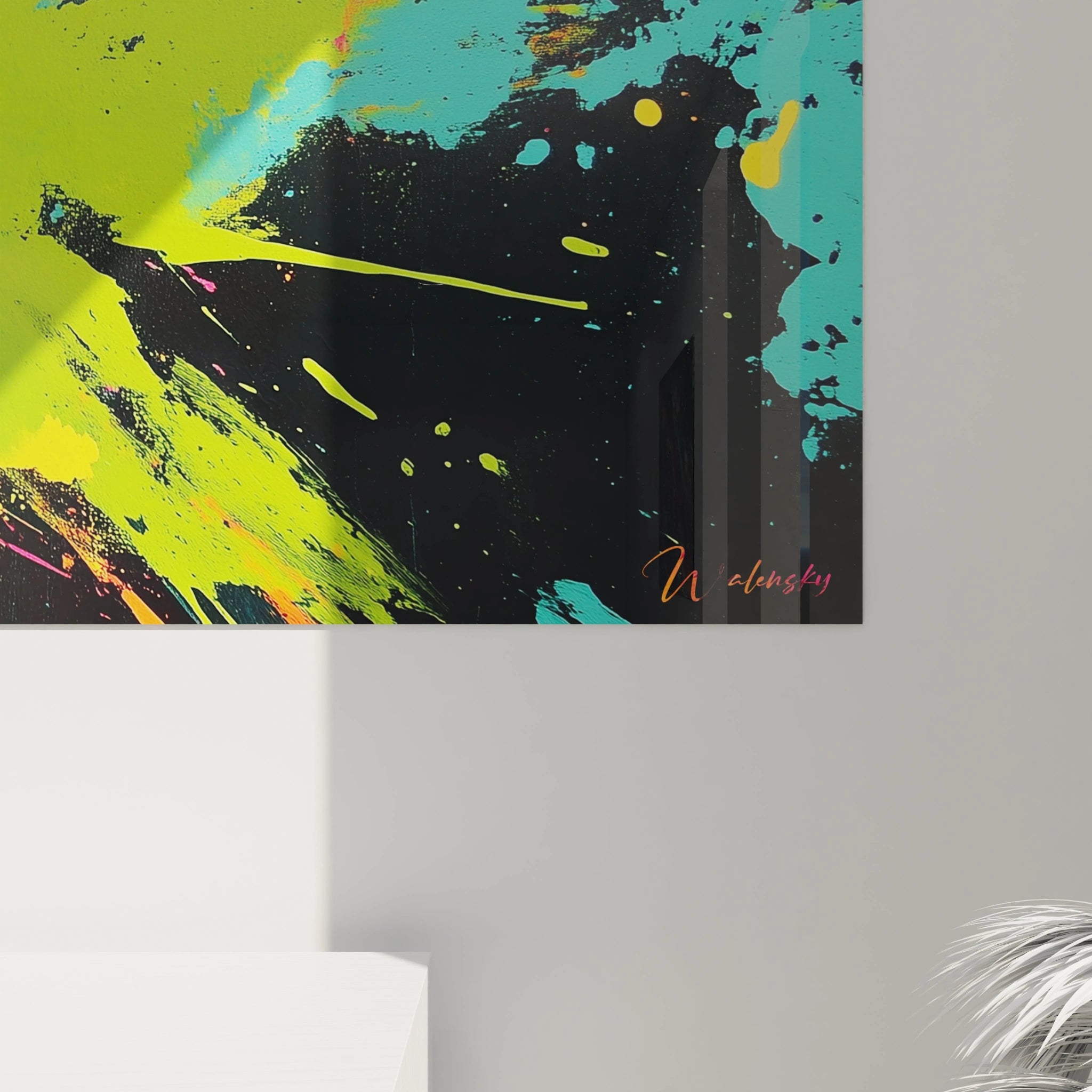 Un tableau urban splash présentant une composition horizontale d'éclaboussures fluo où s'entremêlent des projections de rose vif, jaune électrique et vert lumineux sur fond noir profond, avec des textures variables d'éclatement et des particules satellites formant une explosion centrifuge.