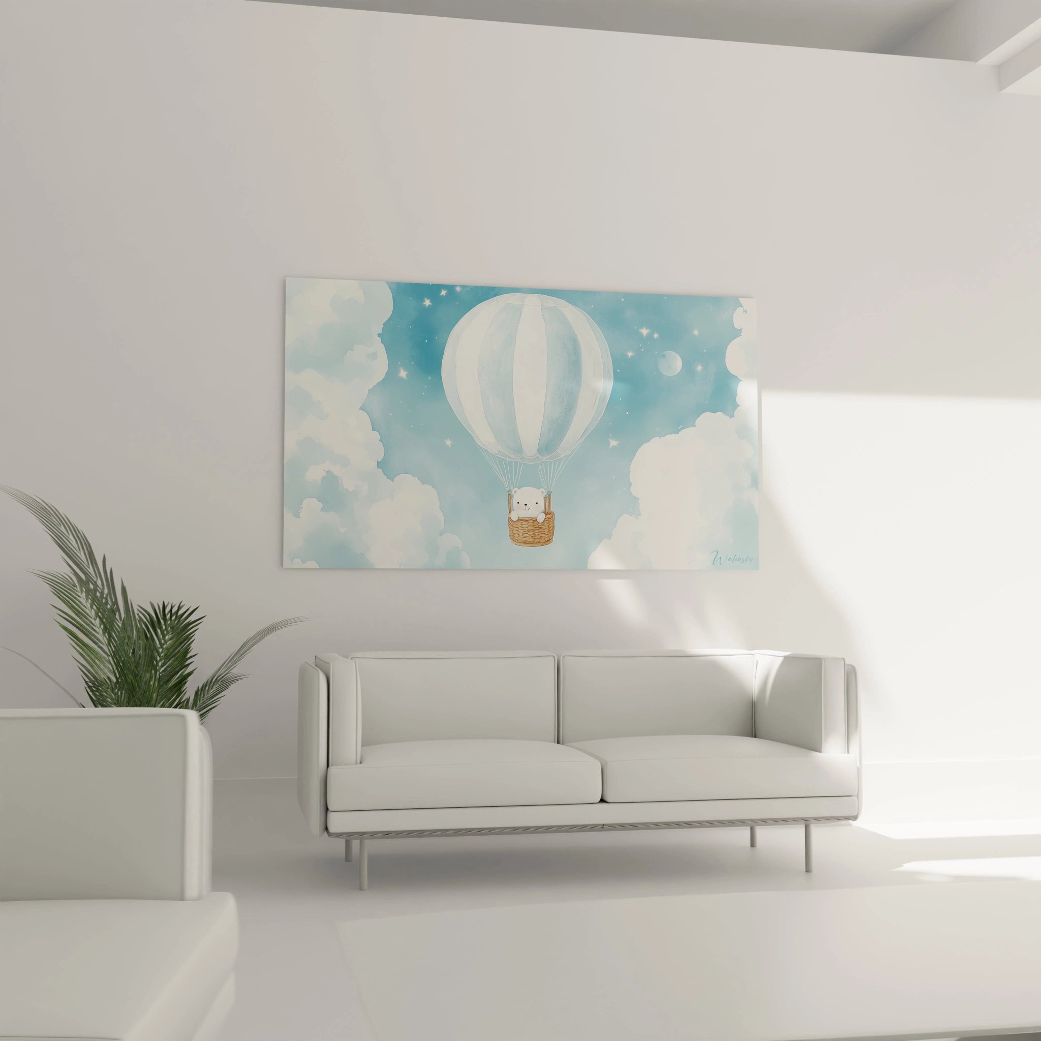 Un tableau enfant mettant en scène une montgolfière aux nuances bleues et blanches, portée par des cordages fins, avec un ourson à bord, entouré de nuages vaporeux et d’un fond céleste.