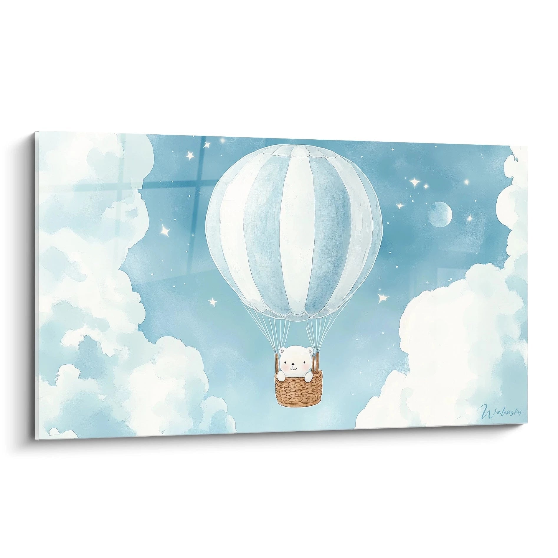 Un tableau enfant représentant un ours blanc dans une montgolfière à rayures bleues et blanches, flottant dans un ciel étoilé avec des nuages cotonneux, sur un fond bleu pastel texturé.