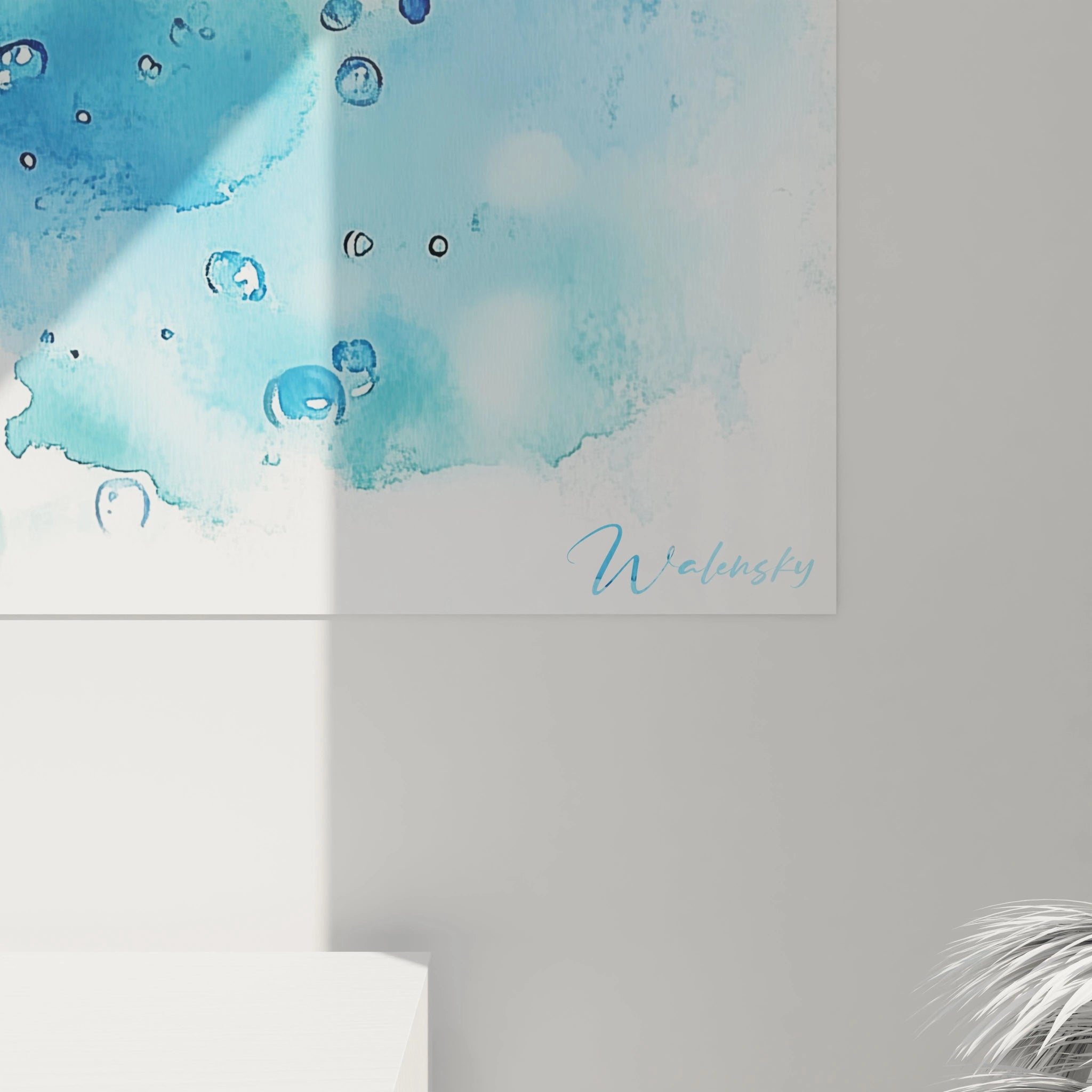 Un tableau pour enfant montrant une baleine simplifiĂ©e en bleu et blanc, flottant au centre dâun fond aquarelle aux variations de bleu, avec des bulles dispersĂ©es et des effets de transparence.