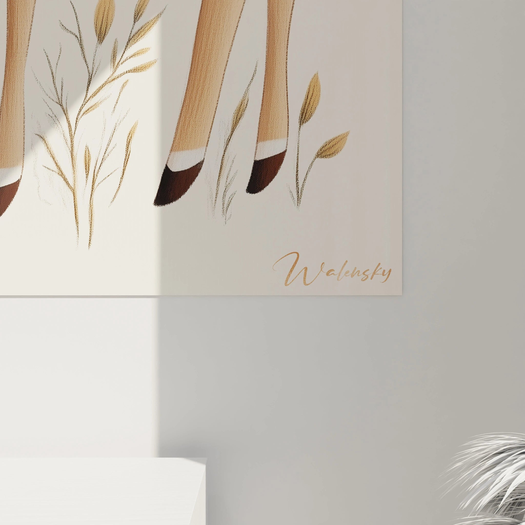 Un tableau pour enfant représentant un faon stylisé aux contours doux, avec un pelage beige et blanc, un arrière-plan clair et des détails végétaux aux tons marron doré dispersés autour.