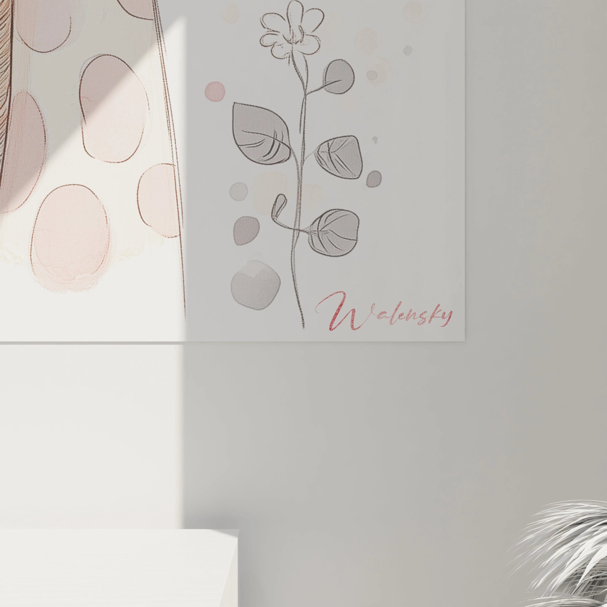 Un tableau pour enfant illustrant une girafe aux teintes pastel, avec une crinière texturée et un oiseau en vol, entourée de fleurs et de formes abstraites sur un fond blanc ponctué de touches colorées.