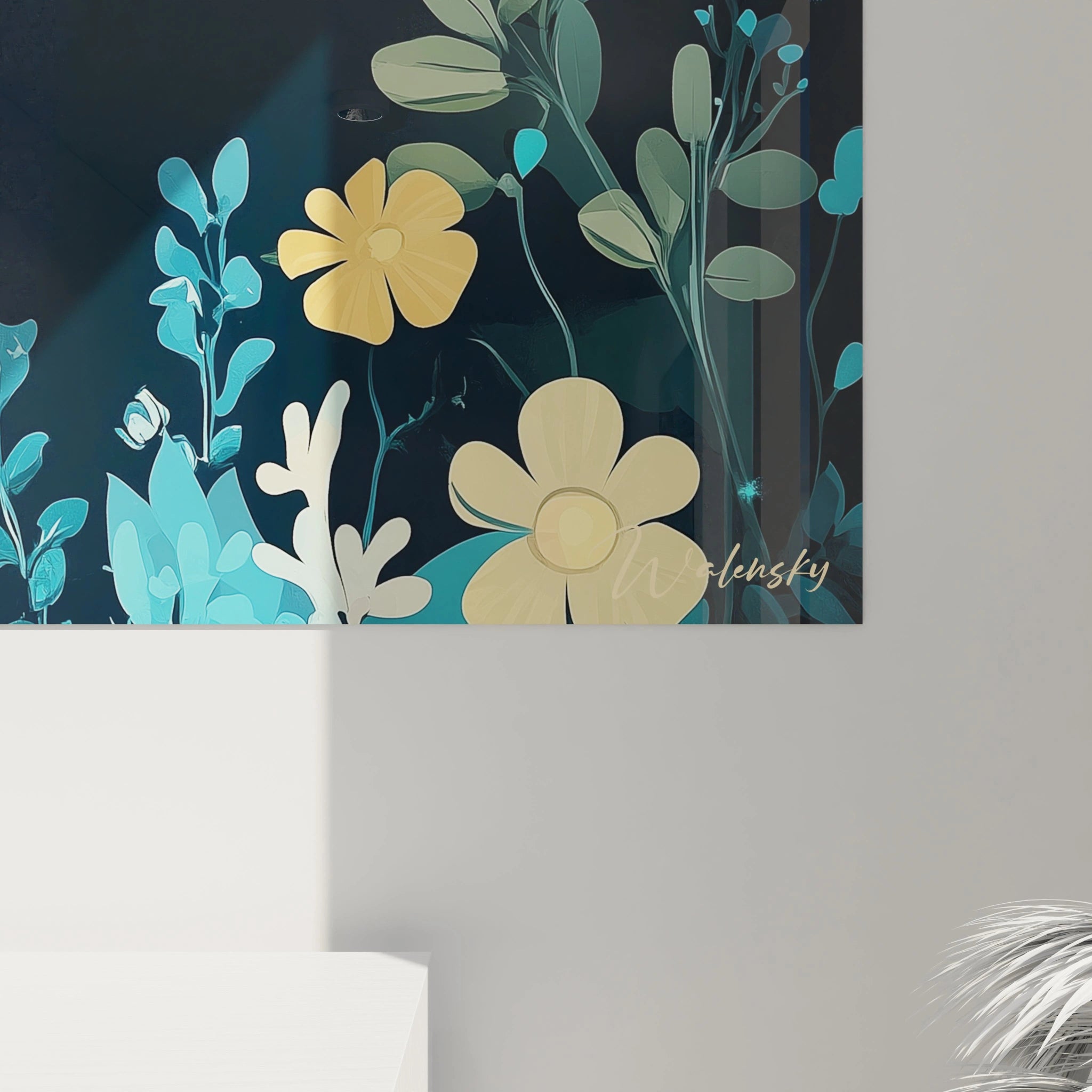 Un tableau enfant affichant un écureuil dessiné avec des contours doux, dans un cadre végétal stylisé aux teintes bleues et vertes, avec des effets lumineux dorés contrastant avec le fond sombre.