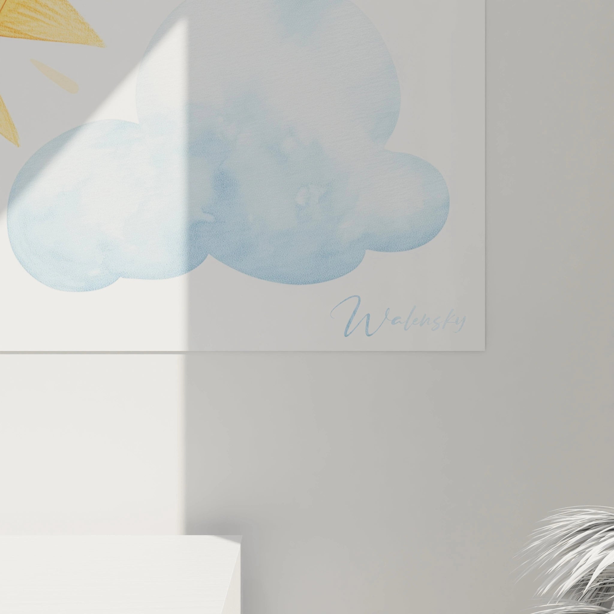 Un tableau enfant affichant un soleil central jaune et orange, bordé de nuages arrondis bleu clair. La technique aquarelle adoucit les transitions de couleurs pour un effet visuel léger et diffus.