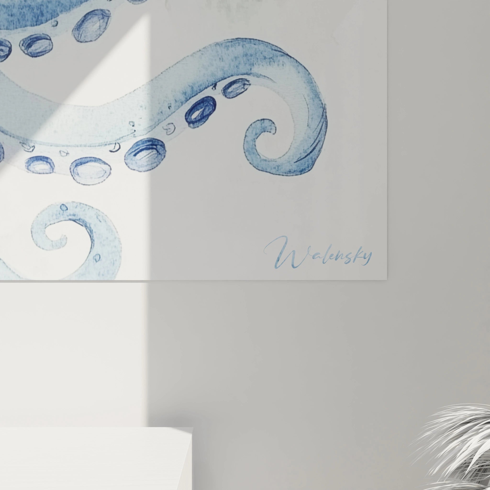 Tableau enfant représentant une pieuvre aux contours arrondis et en dégradé de bleu, avec une texture aquarelle douce et un fond minimaliste agrémenté d’effets diffus.