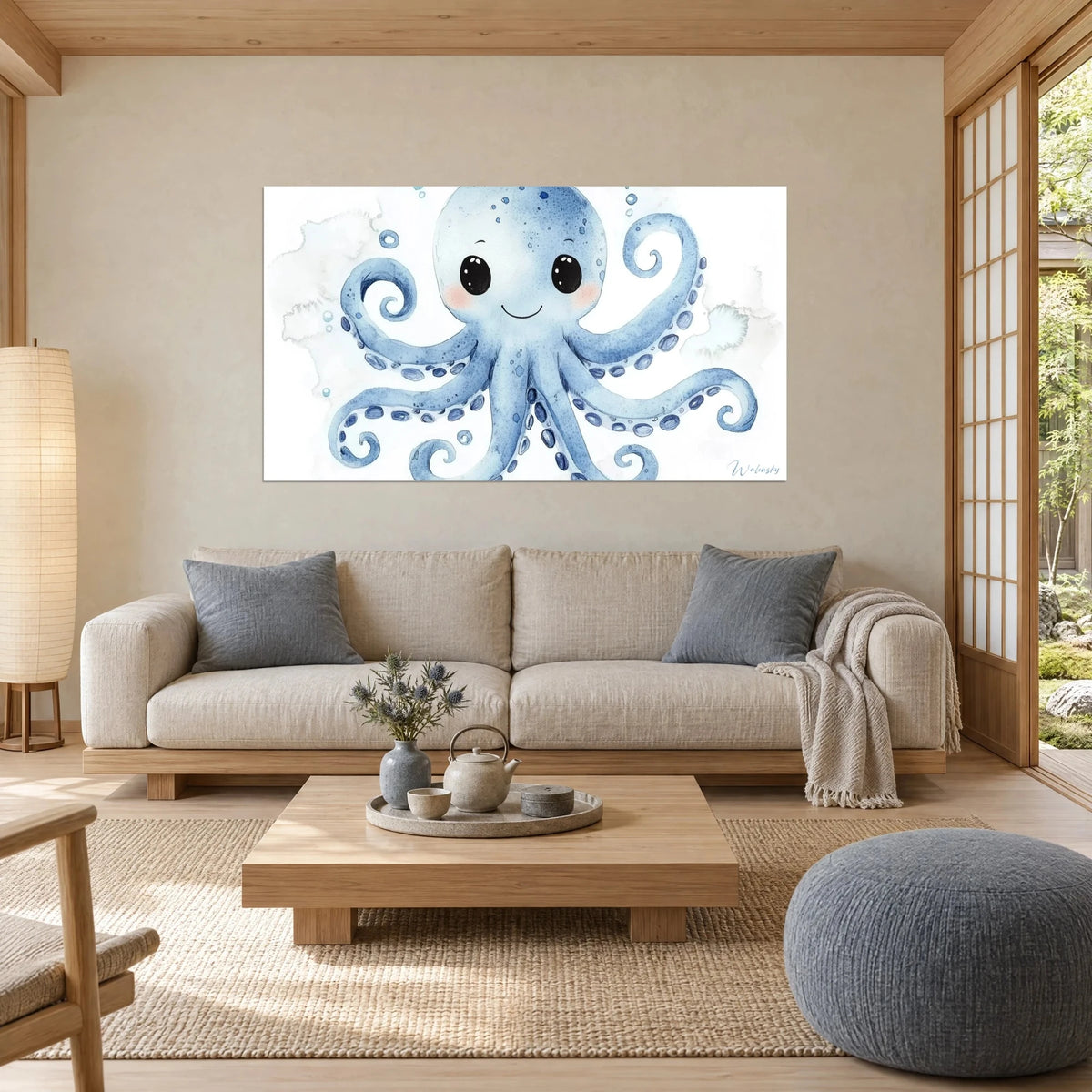 Gemälde eines lächelnden Oktopus mit rosigen Wangen und himmelblauen, eingerollten Tentakeln, über einem Sofa in einem hellen Wohnzimmer