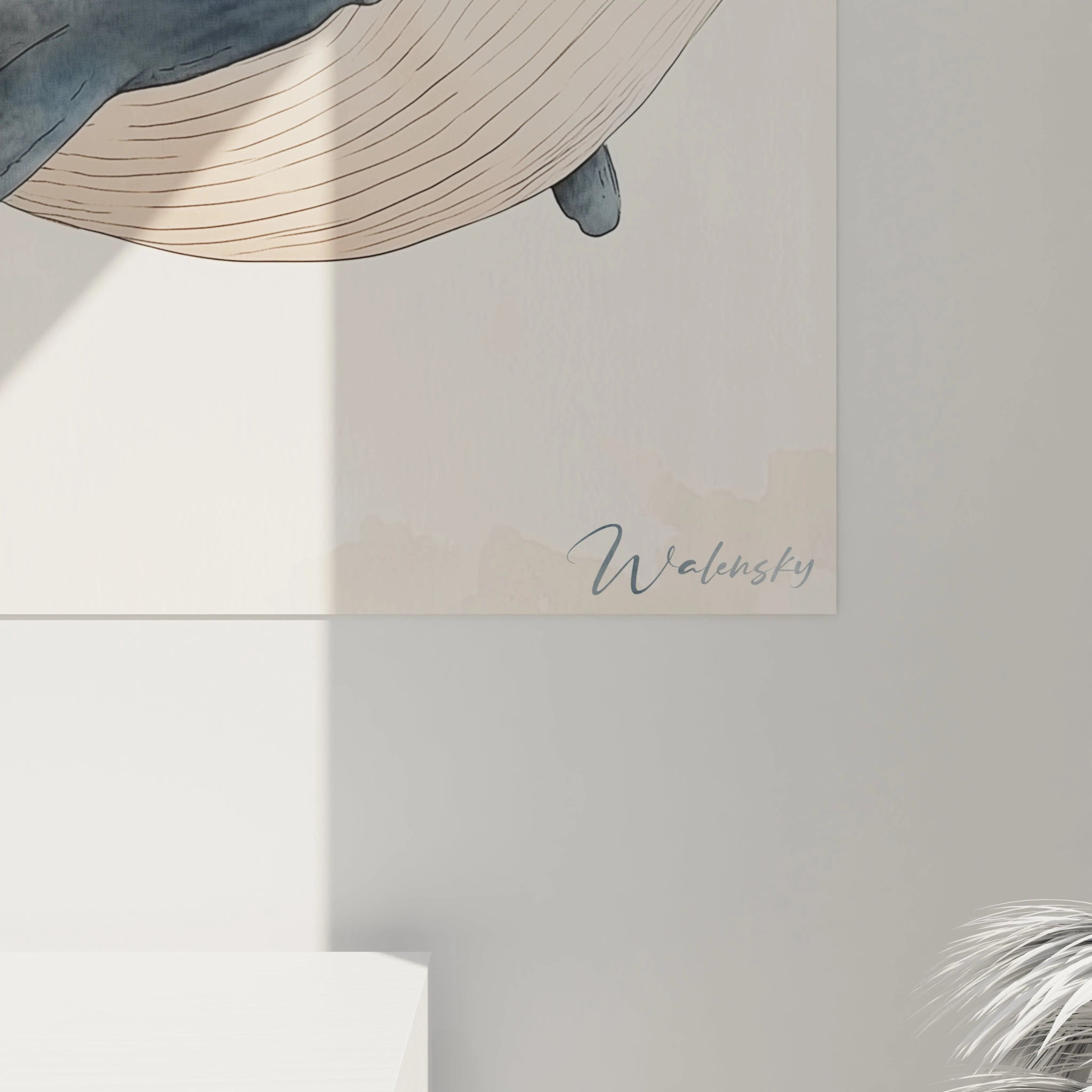 Un tableau pour enfant présentant une composition minimaliste d’une baleine flottante en bleu foncé, soutenue par des ballons aux teintes pastel, sur un arrière-plan beige texturé en aquarelle.