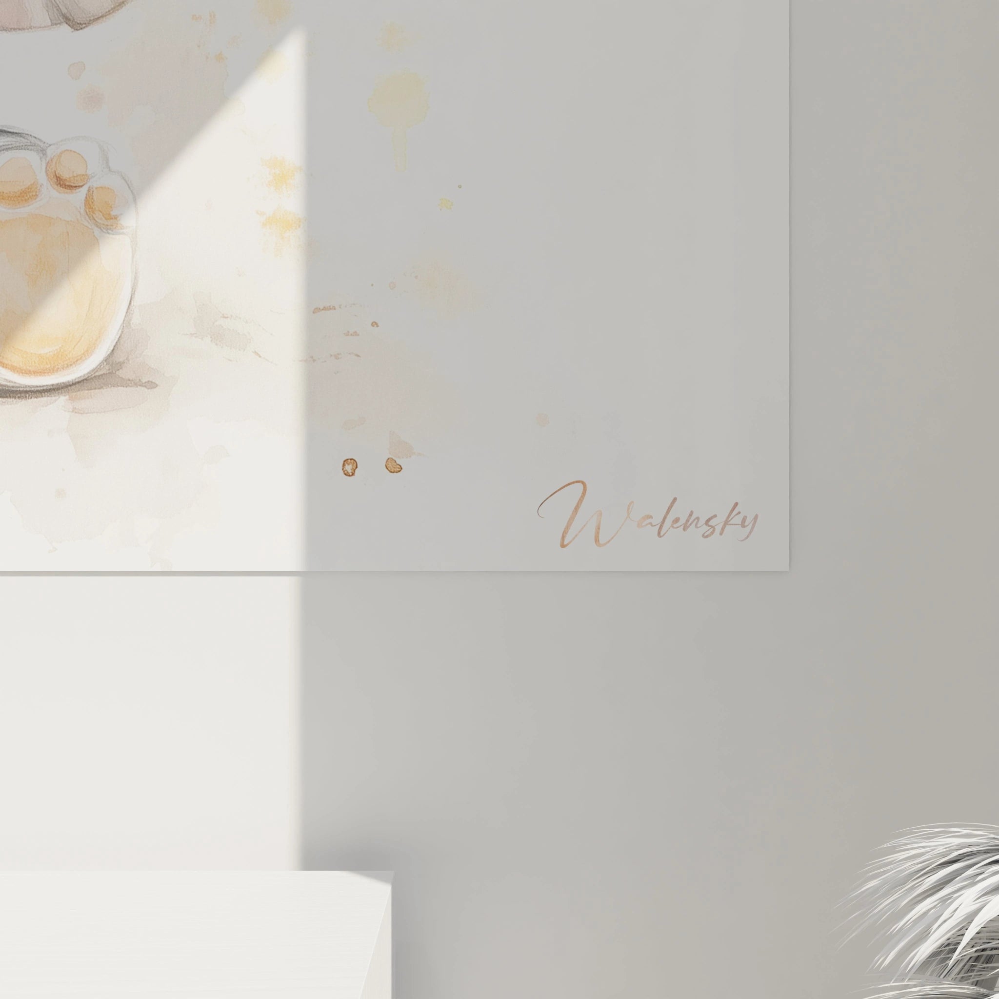 Un tableau enfant représentant un éléphanteau aux couleurs pastel, assis sur un fond blanc avec des nuances aquarellées en beige et orange, mettant en avant des textures légÚres et vaporeuses.