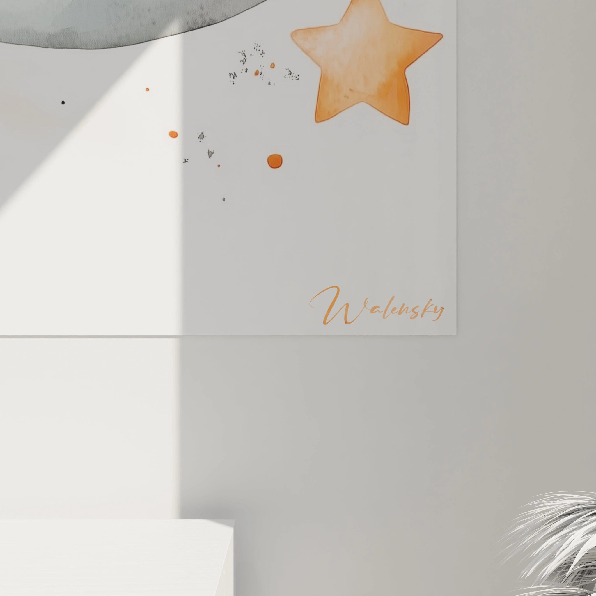 Ce tableau enfant montre un renard endormi sur un croissant de lune, avec des Ă©toiles et des nuages. L'orange, le gris et le blanc dominent, avec une texture douce et fluide typique de lâaquarelle.