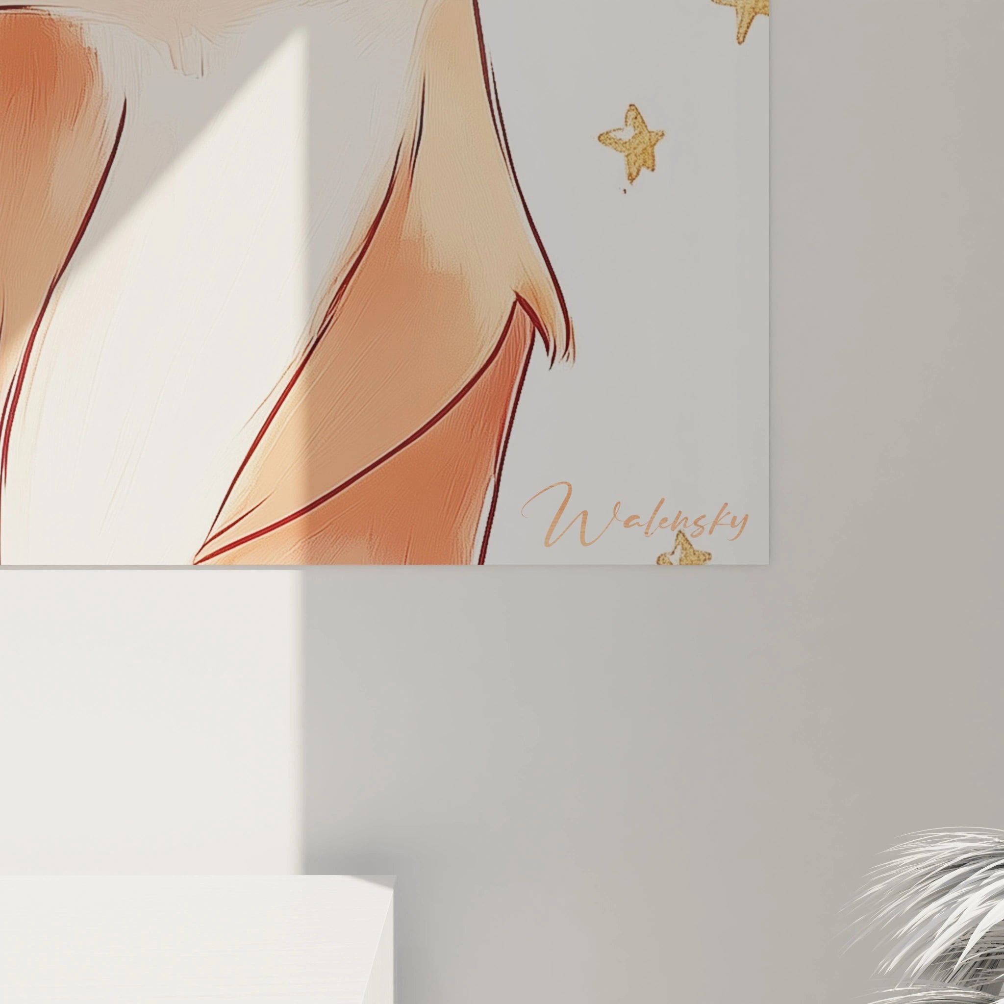 Un tableau enfant illustrant un renard souriant, avec des couleurs dominantes de orange, blanc et or. Le fond est minimaliste, parsemé de petites étoiles dorées et de textures douces.