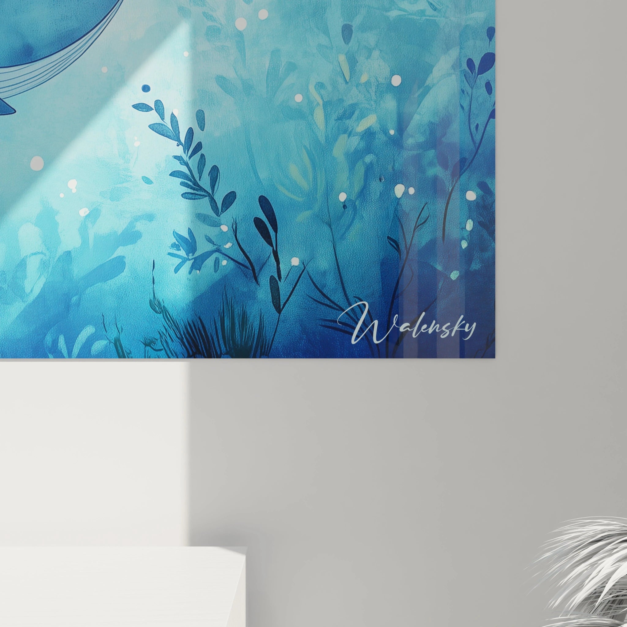 Un tableau enfant montrant une baleine stylisée dans un univers aquatique, avec des algues et des bulles, utilisant des tons de bleu, blanc et marine et une texture aquarelle légère.