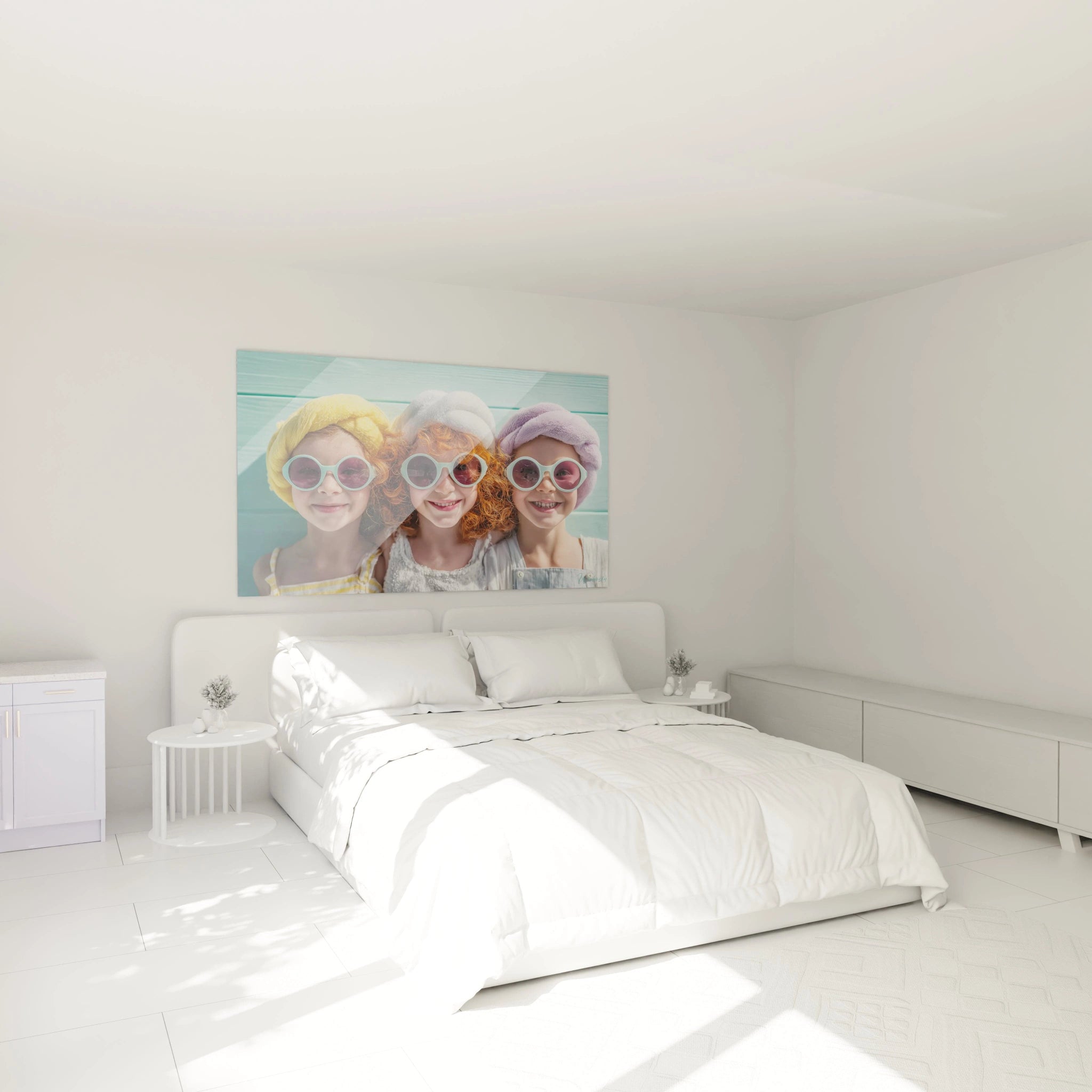 tableau mural enfants souriants Walensky accroché au dessus d un lit blanc minimaliste trois enfants avec chapeaux et lunettes de soleil