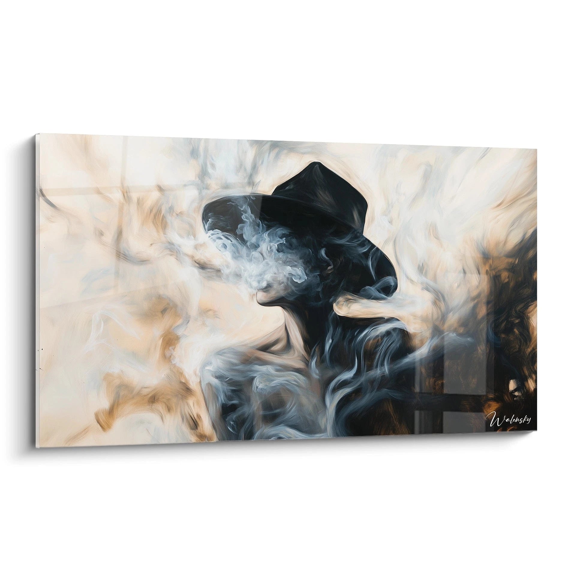 Un tableau figuratif abstrait représentant une silhouette coiffée d’un chapeau noir, entourée de volutes de fumée dans des tons beige, noir et gris, avec des textures douces et fluides.