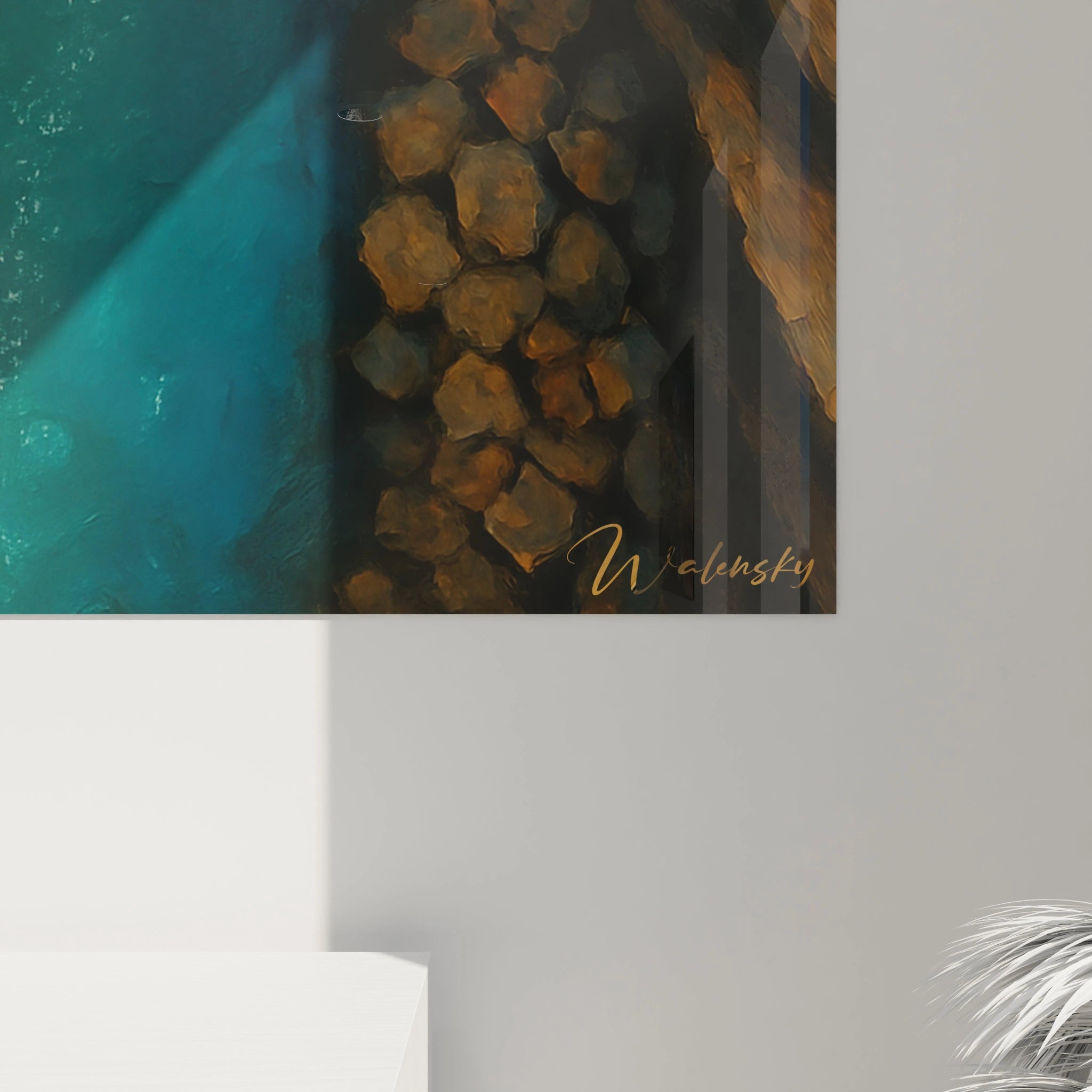 Un tableau vue aérienne illustrant un canyon étroit avec une rivière bleu turquoise qui serpente entre des formations rocheuses aux teintes chaudes. Les textures rugueuses des falaises contrastent avec la fluidité de l'eau, créant une tension visuelle dans cette composition centrée.