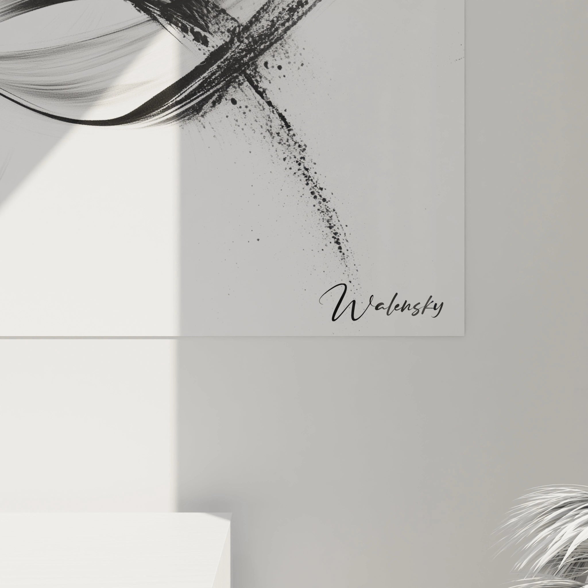 Un tableau abstrait présentant des rayures noir et blanc ondulantes qui évoquent un mouvement fluide. Composition horizontale où s'entrelacent des traits d'épaisseurs variables, certains nets et intenses, d'autres diffus et vaporeux, créant une sensation de profondeur sur le fond blanc.