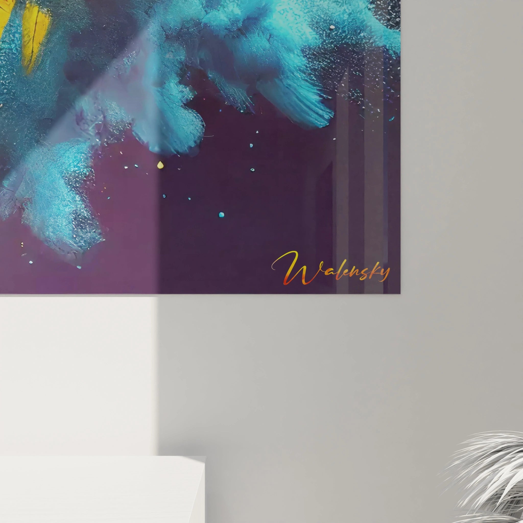 Admirez de près les détails impressionnants de ce tableau perroquet. Les plumes bleues et jaunes et les particules éclatantes créent un effet tridimensionnel fascinant qui attire tous les regards.