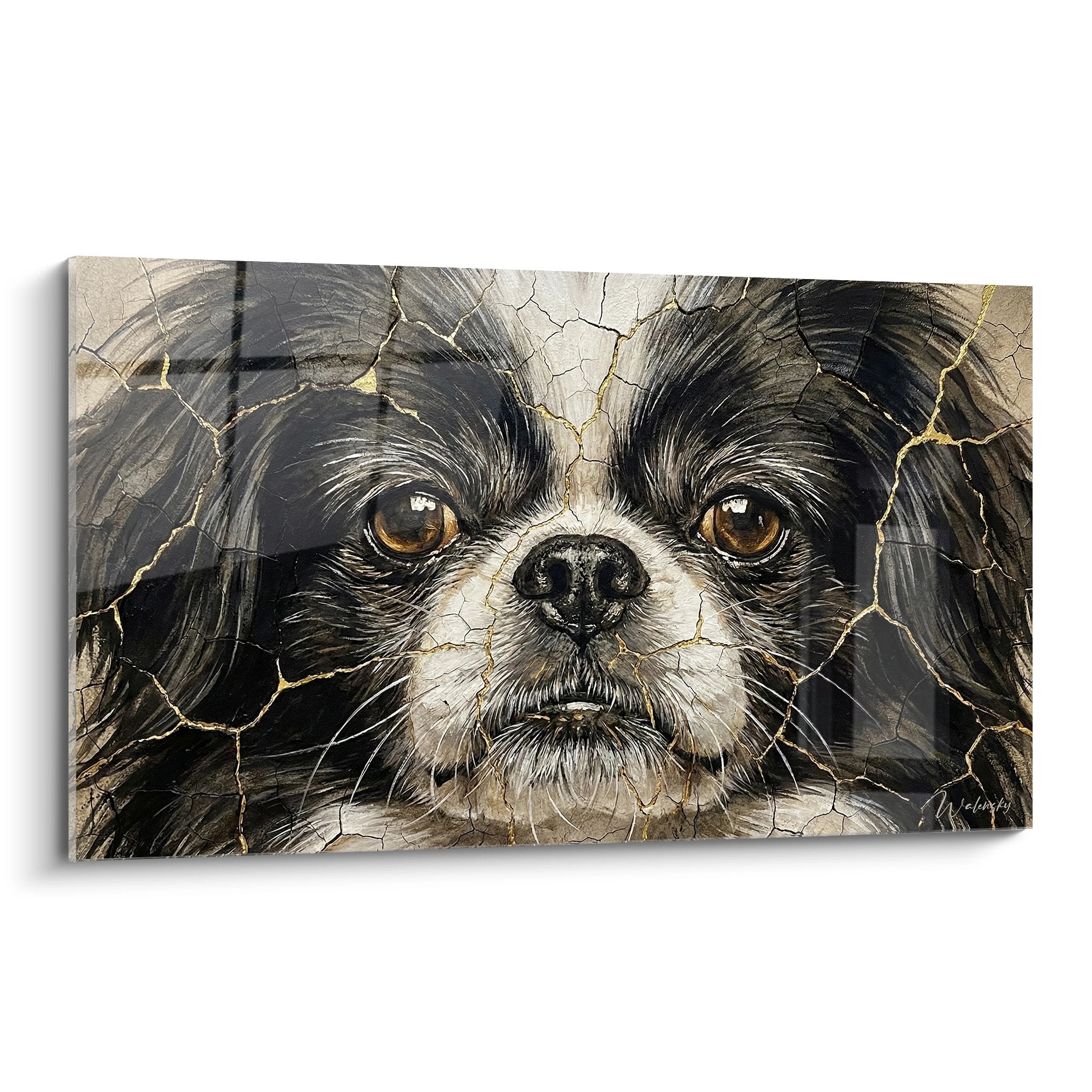 Ritratto artistico di Spaniel Giapponese con occhi ambrati su fondo dorato screpolato