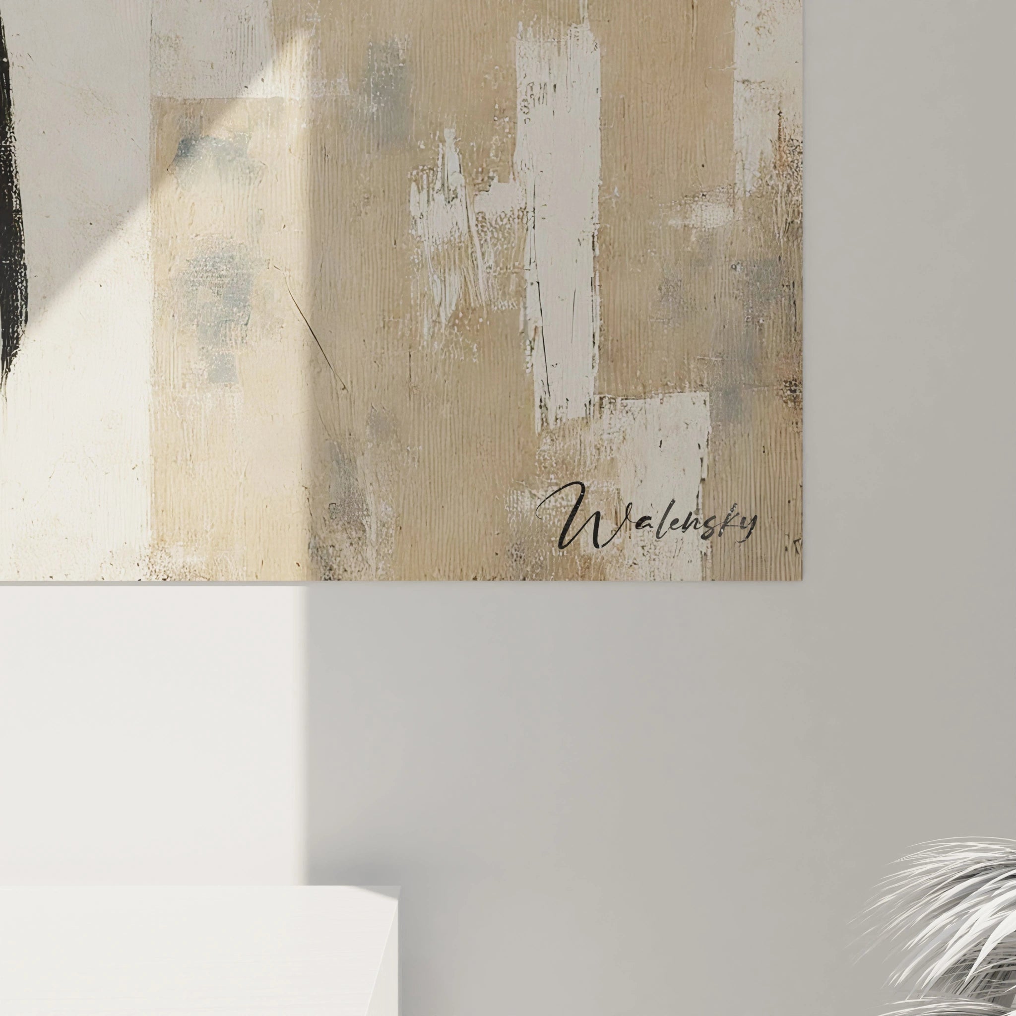 Gros plan sur le tableau abstrait, révélant les détails des silhouettes humaines et les textures granuleuses du fond. Mélange harmonieux de tons neutres et de formes floues.