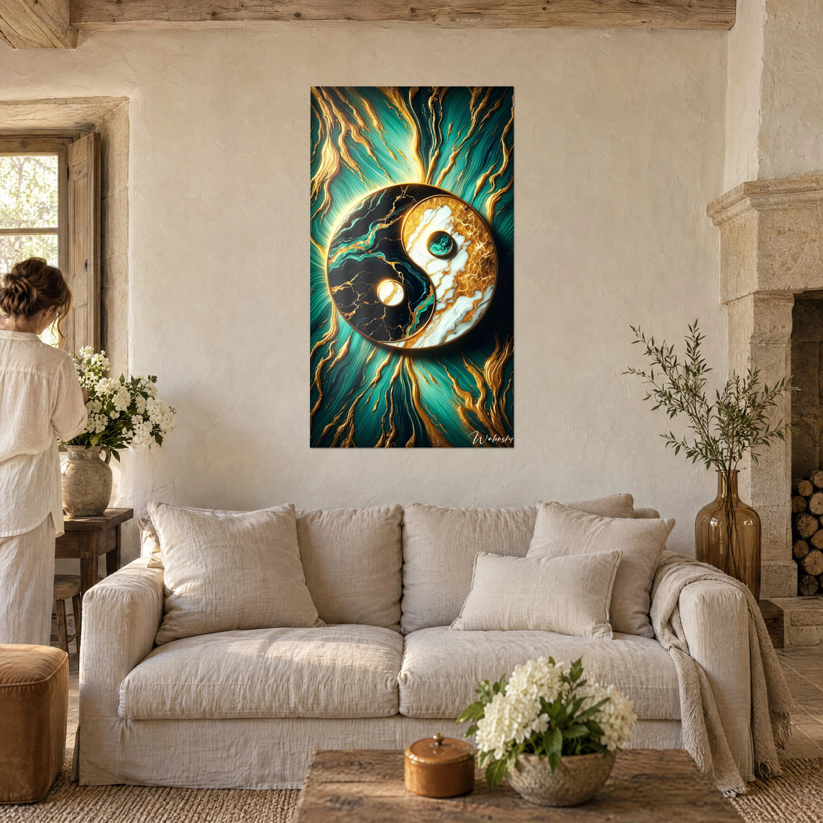 Schilderij yin-yang van zwart en wit marmer met gouden aderen op turquoise achtergrond, boven een bank in een lichte woonkamer