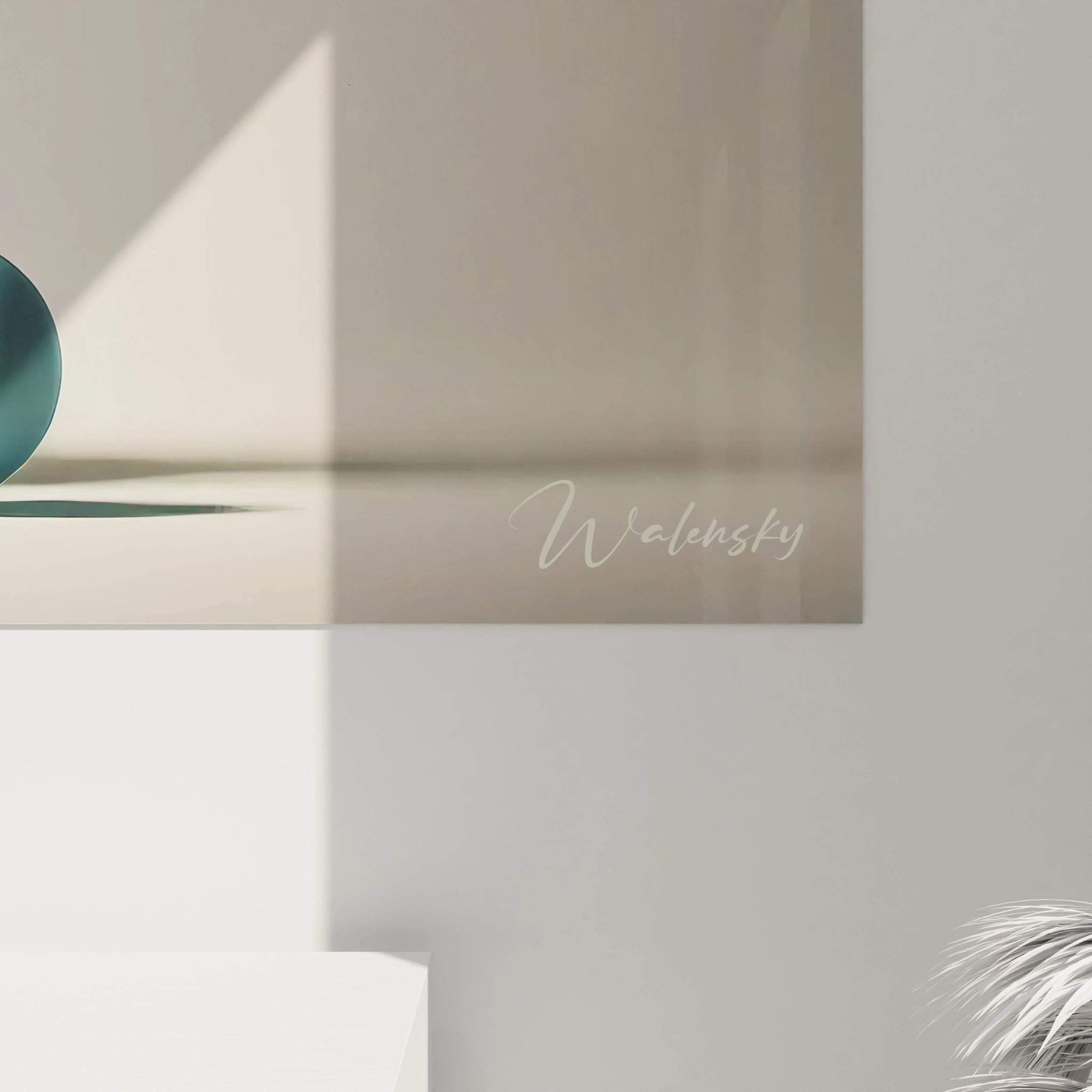 "Vue rapprochée d'un tableau en verre acrylique sur le thème zen et méditation, montrant les détails et la texture de l'œuvre sous un angle spécifique."