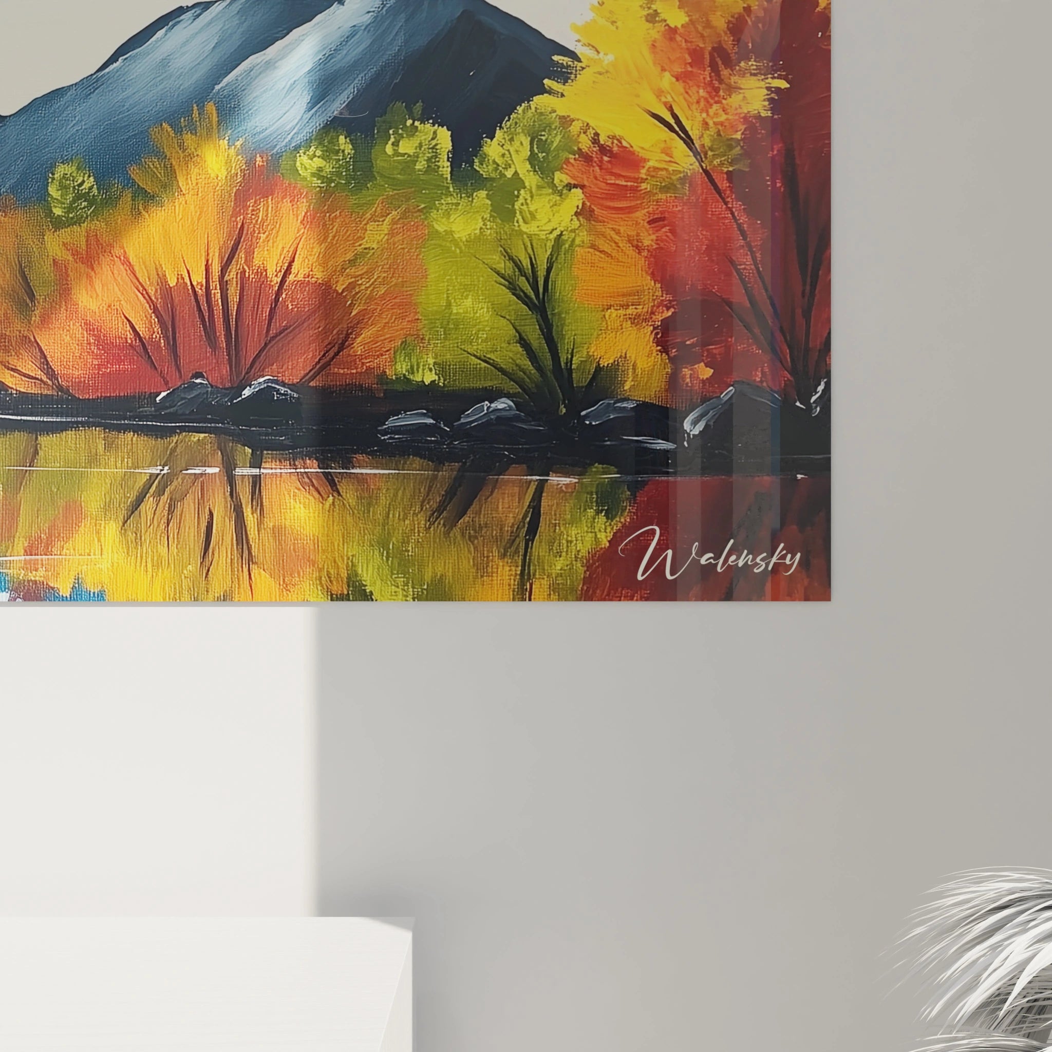 Œuvre picturale montrant un paysage de montagne où des sommets bleu-gris contrastent avec des arbres aux teintes automnales vives. Les reflets dans le lac tranquille dupliquent la scène, créant une symétrie naturelle. Coups de pinceau visibles donnant du relief aux éléments naturels.