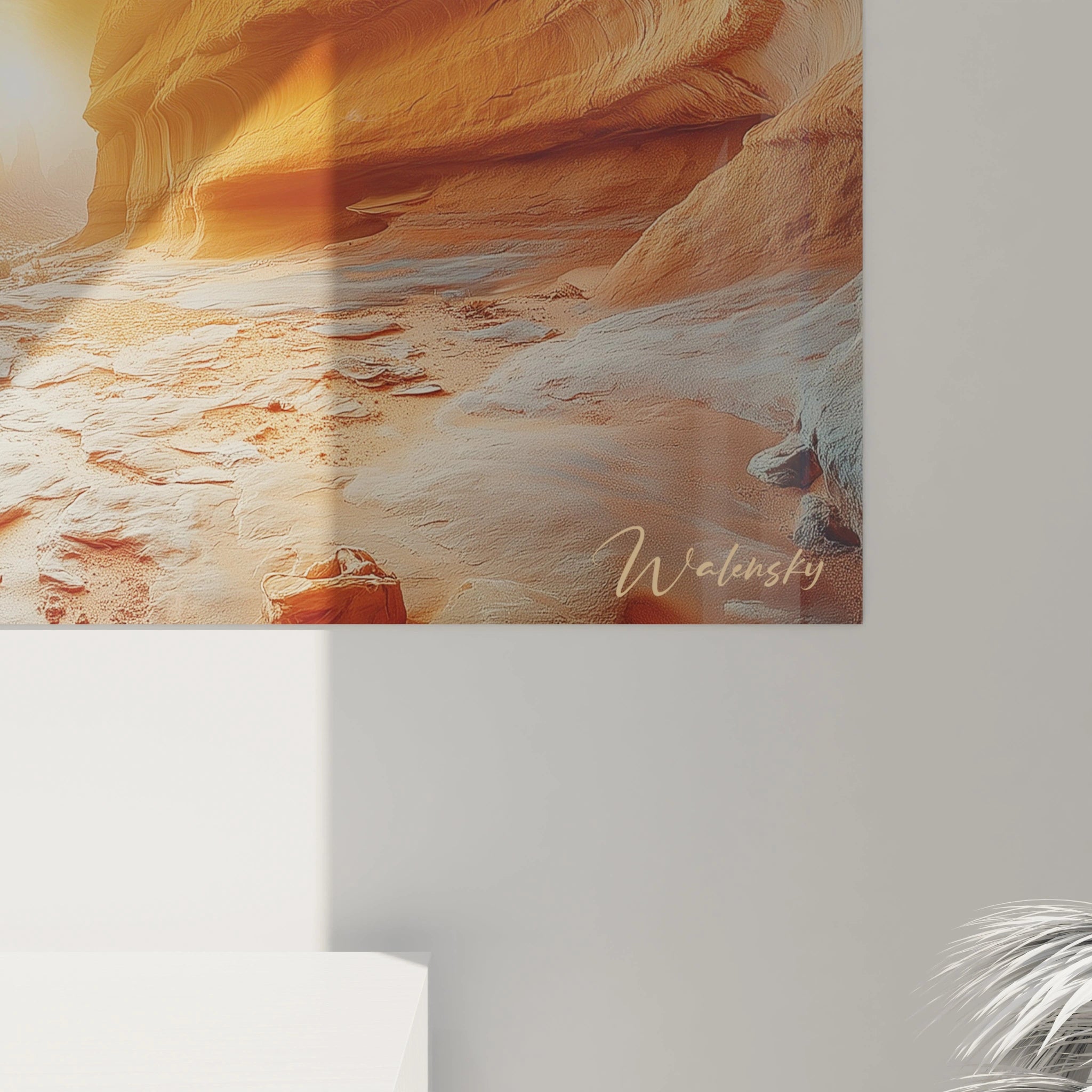 Tableau désert artistique présentant un canyon aux parois rocheuses texturées orange et marron, sol sablonneux beige et atmosphère lumineuse dorée sous un ciel bleu nuageux