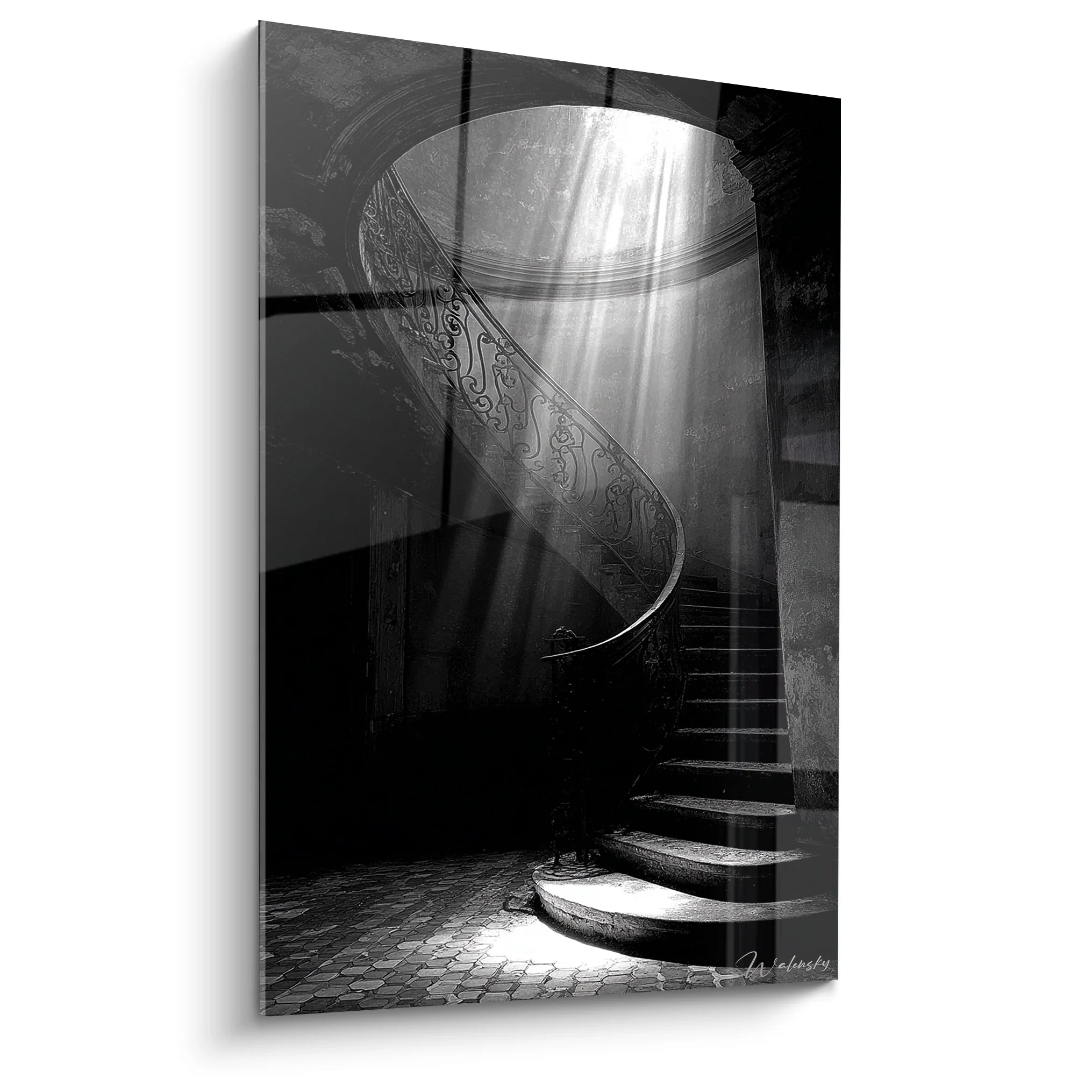 Tableau escalier en spirale baroque noir et blanc avec jeux de lumière dramatiques et ornements sculptés