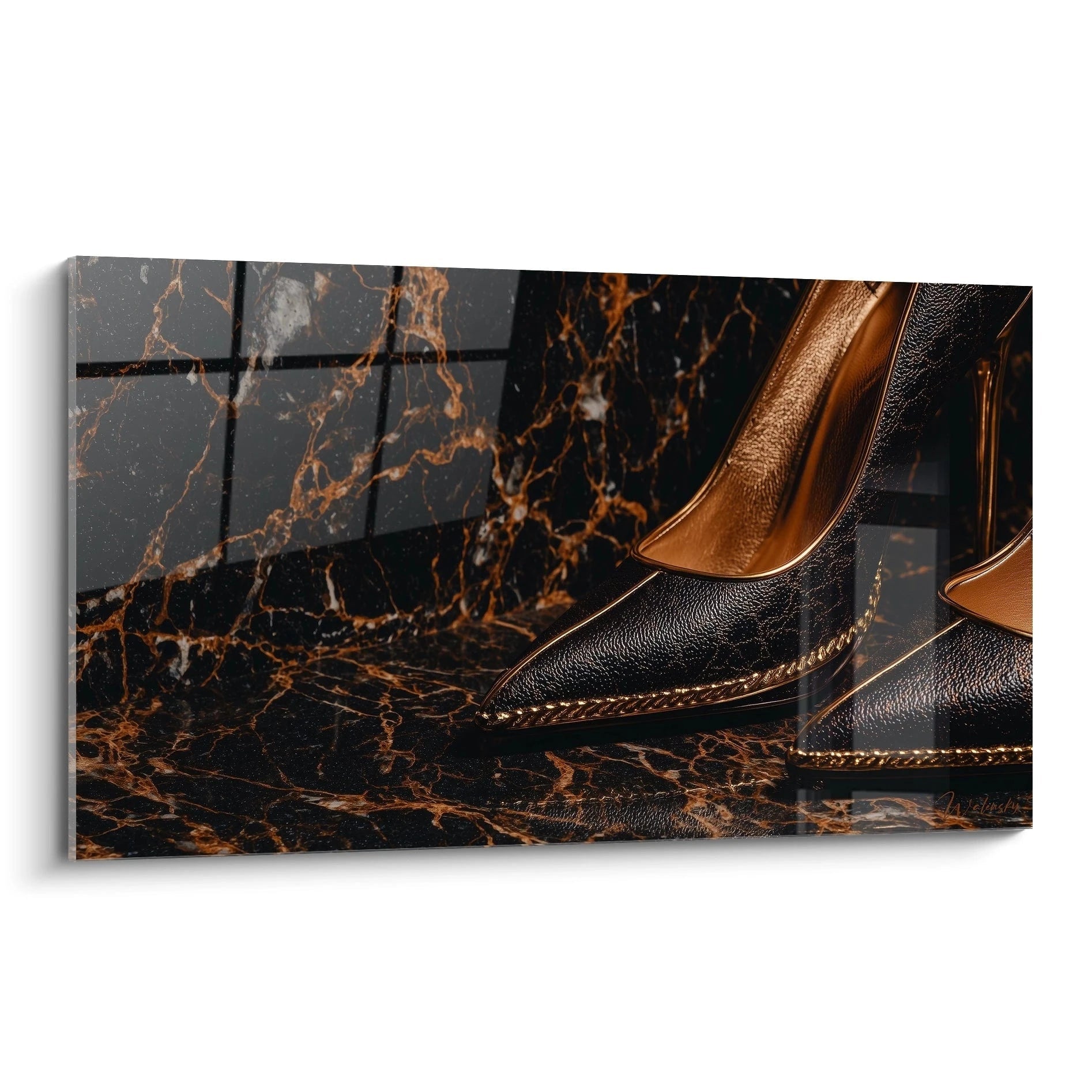 Tableau mural escarpins dorés sur fond noir marbré pour un décor élégant