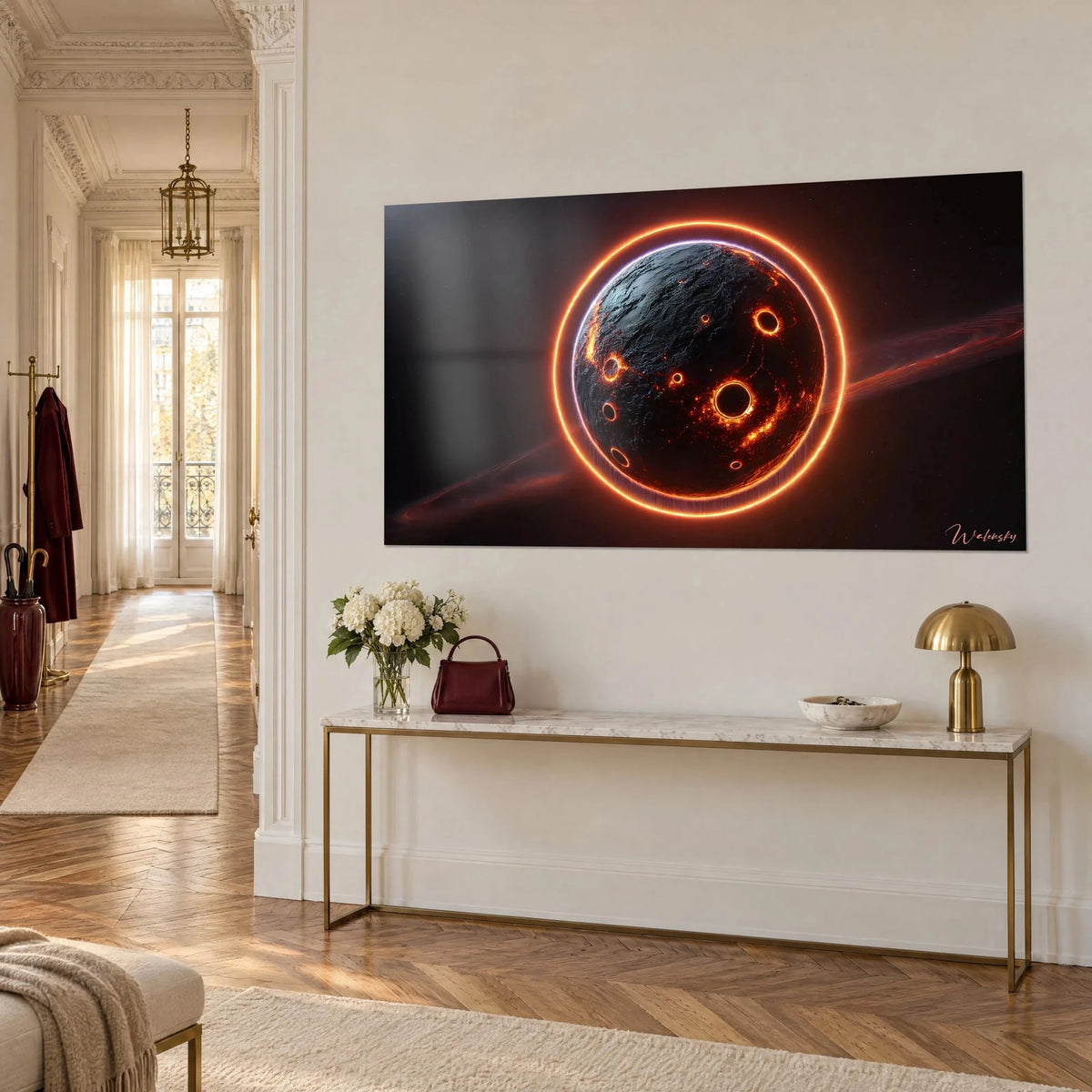 Schilderij van een donker lavahemellichaam met een gloeiende amberkleurige halo en een rode stofgordel, hangend aan een beige muur van een Haussmann-gang