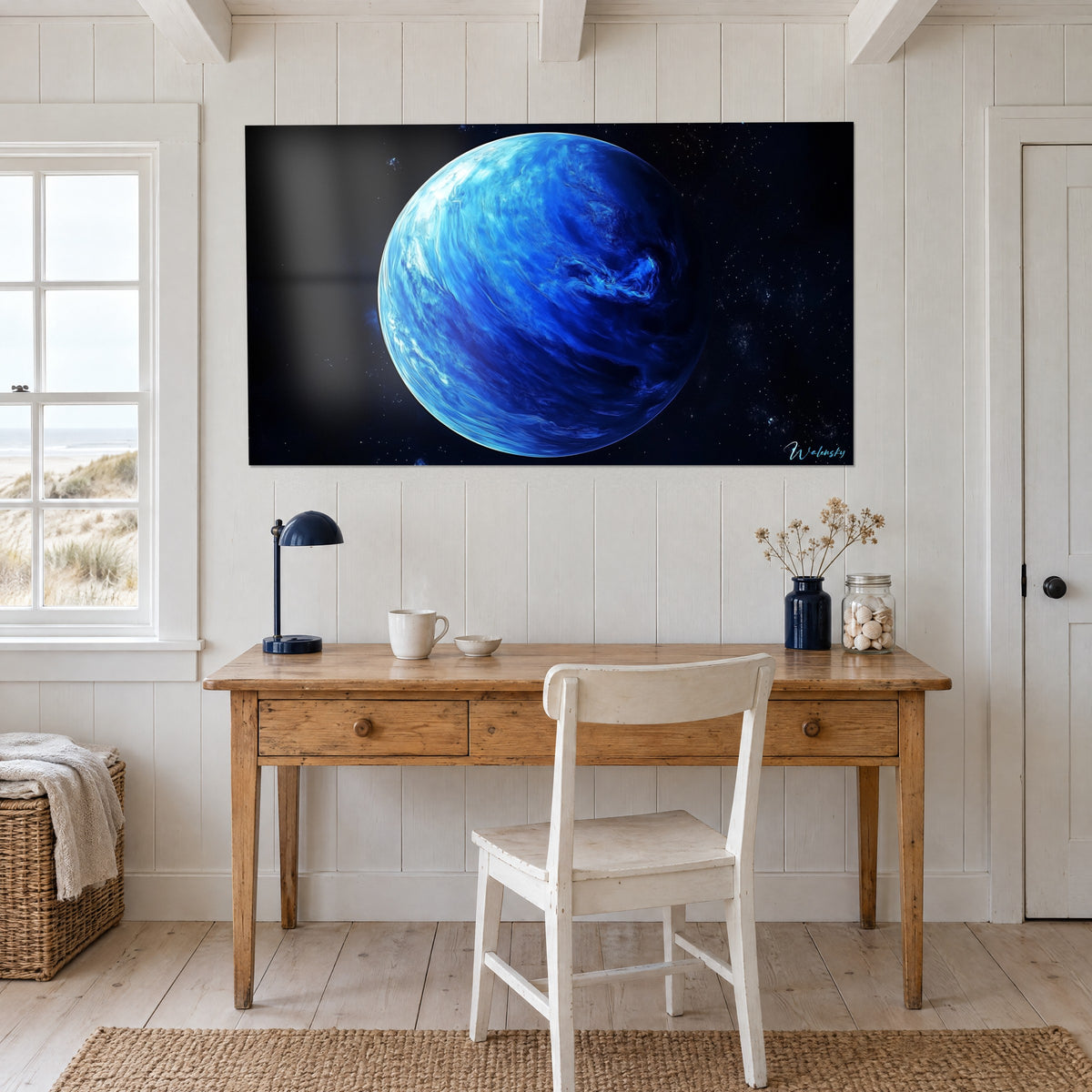 Gemälde ozeanischer Himmelskörper in Saphirblau, helle Wolkenbänder und schwarzer, sternengesprenkelter Kosmos, an der weißen Wand eines Holzschreibtischs