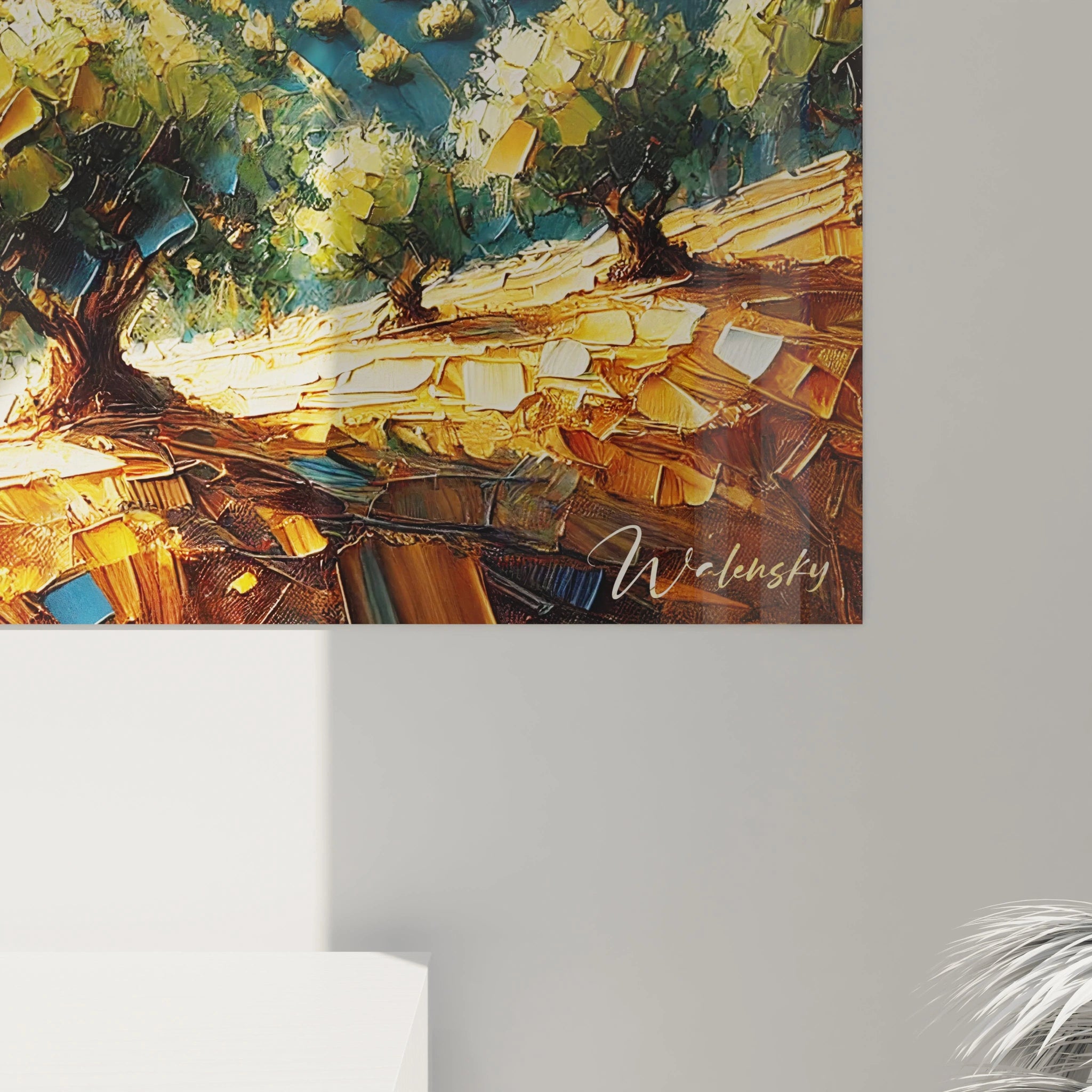 vue rapprochée du tableau espagne révélant des coups de pinceau sculpturaux et des détails vibrants dans des tons doré vert et bleu qui évoquent les paysages naturels méditerranéens