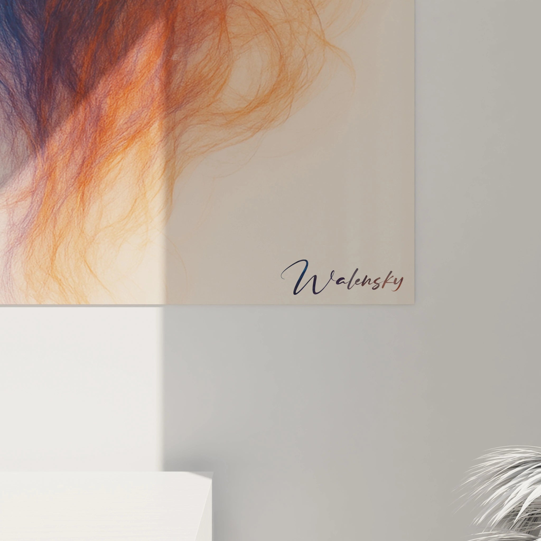 Un tableau lion chromatique affichant une représentation féline où la crinière se décompose en filaments bleus et oranges éthérés. Le visage central maintient des détails réalistes avec des yeux dorés pénétrants sur fond blanc minimaliste.