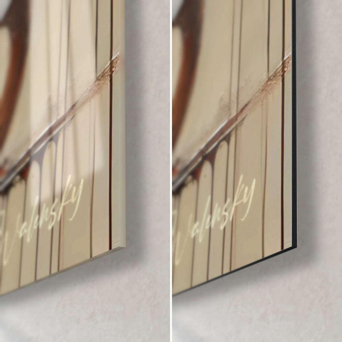 Schilderij roodbruine poema op crèmekleurige achtergrond, rechtsonder: glanzend acrylglas met reflecties, mat zwart Dibond, fijne rand