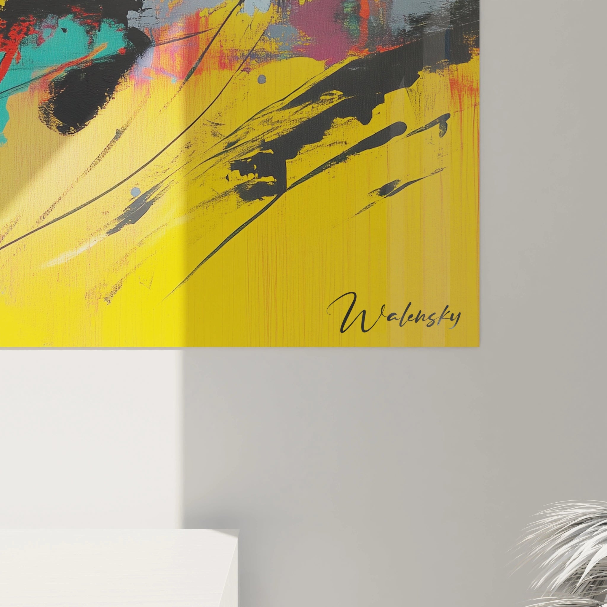 Détail du regard d’un léopard dans un tableau artistique abstrait, souligné par des coups de pinceau rouge et jaune.